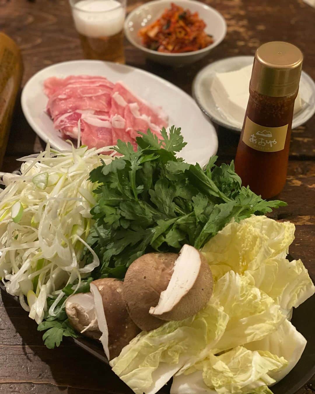 青山有紀のインスタグラム：「めちゃくちゃ簡単でめちゃくちゃ美味しい豚しゃぶ。 たっぷりの白ねぎを豚肉で巻いて【あおやの辛いお鍋のたれ（発酵調味料）】につけるだけ😻止まらない〜❤️ @aoyakyoto」