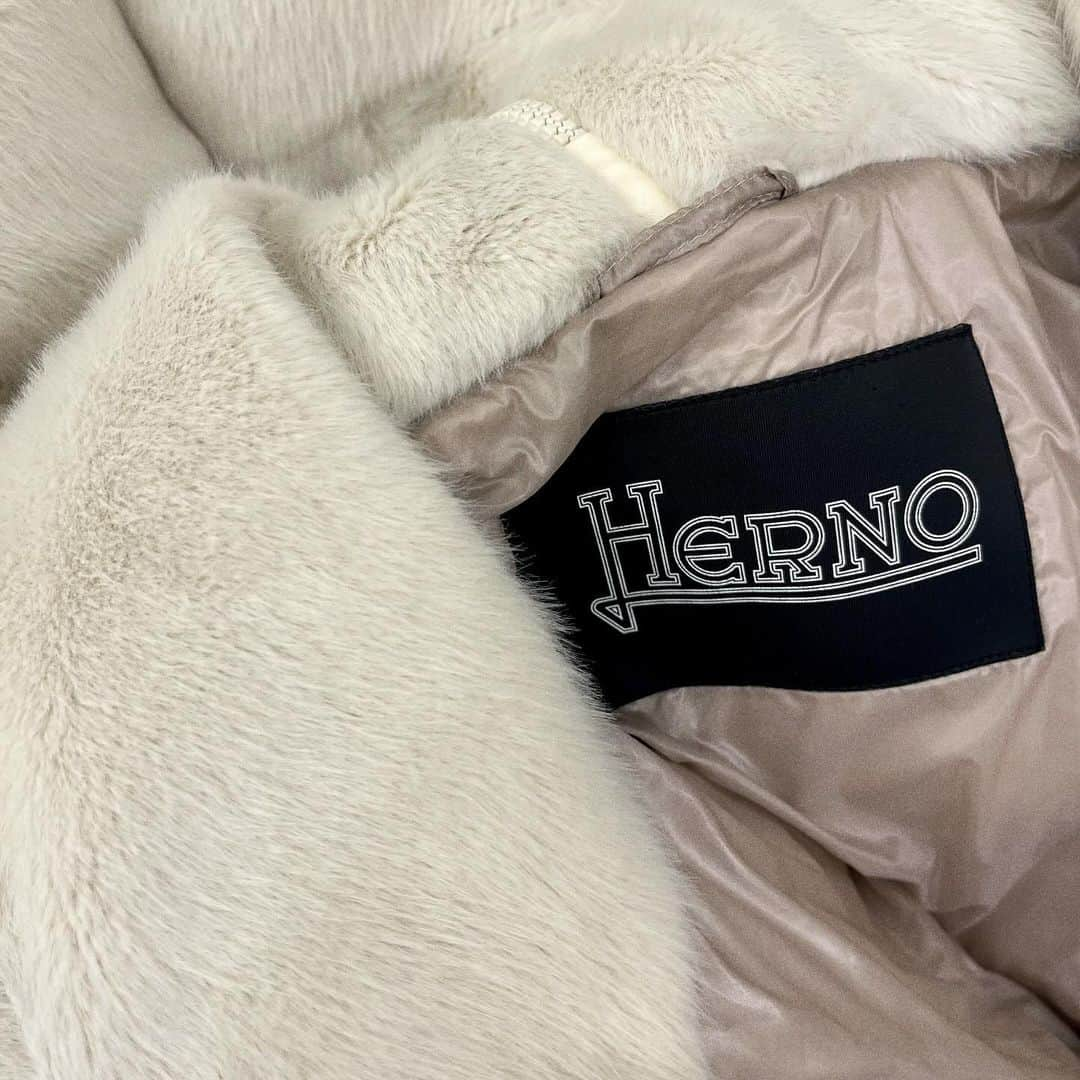 Yukiさんのインスタグラム写真 - (YukiInstagram)「new! ㅤㅤㅤㅤㅤㅤㅤㅤㅤㅤㅤㅤㅤ ECOSKIN & LADY FAUX FUR ボンバージャケット @herno_official  持った瞬間、軽すぎて…😳 着心地が抜群に良くて裏地のファーが暖かい☁️ ゴールドのジップとボタンも可愛くて✨ 骨格ウェーブでも スタイルアップするデザインと丈感で即決🫶🏻 ㅤㅤㅤㅤㅤㅤㅤㅤㅤㅤㅤㅤㅤ #outer#herno#アウター#ヘルノダウン」12月9日 21時18分 - yukii061