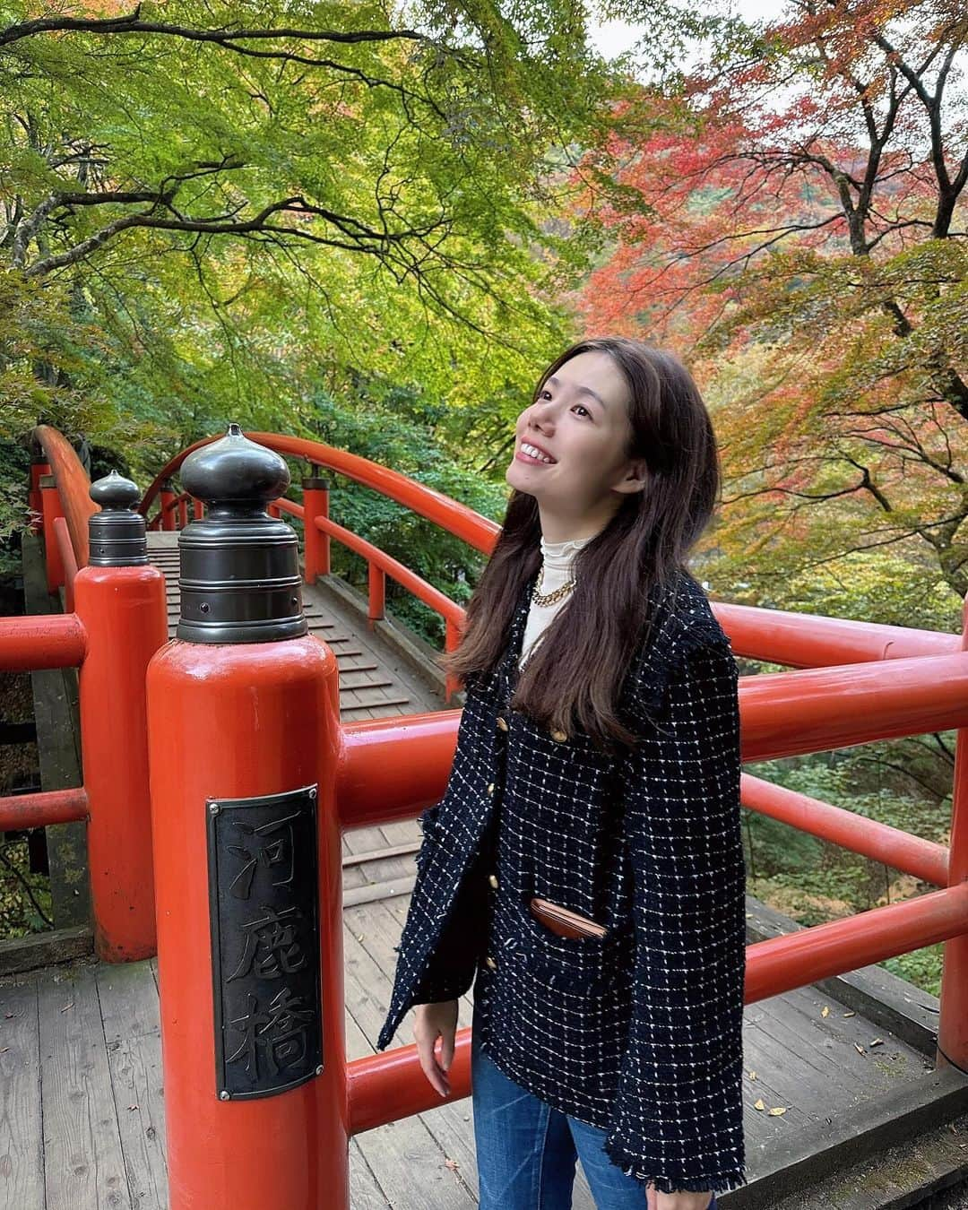 波田妃奈さんのインスタグラム写真 - (波田妃奈Instagram)「今年は紅葉が長く楽しめるね🍁  泊まりの旅行翌日はなんだか すっぴんでいたくなる！😳 これわかる人いない！？笑  前は化粧は濃い方が好きだったし 毎日髪もくりくりに巻いてたけど 最近は頑張りすぎない 自分のすっぴんや起きたままヘアも好き♡ 肌も髪も気持ちもたまには休ませてあげないと🌱  #紅葉 #伊香保温泉 #河鹿橋 #関東紅葉スポット #群馬観光 #群馬 #伊香保温泉石段街 #japan #autumnvibes #マインド #すっぴんに自信 #モデル #ヘルシーモデル」12月9日 21時28分 - hina__fitness