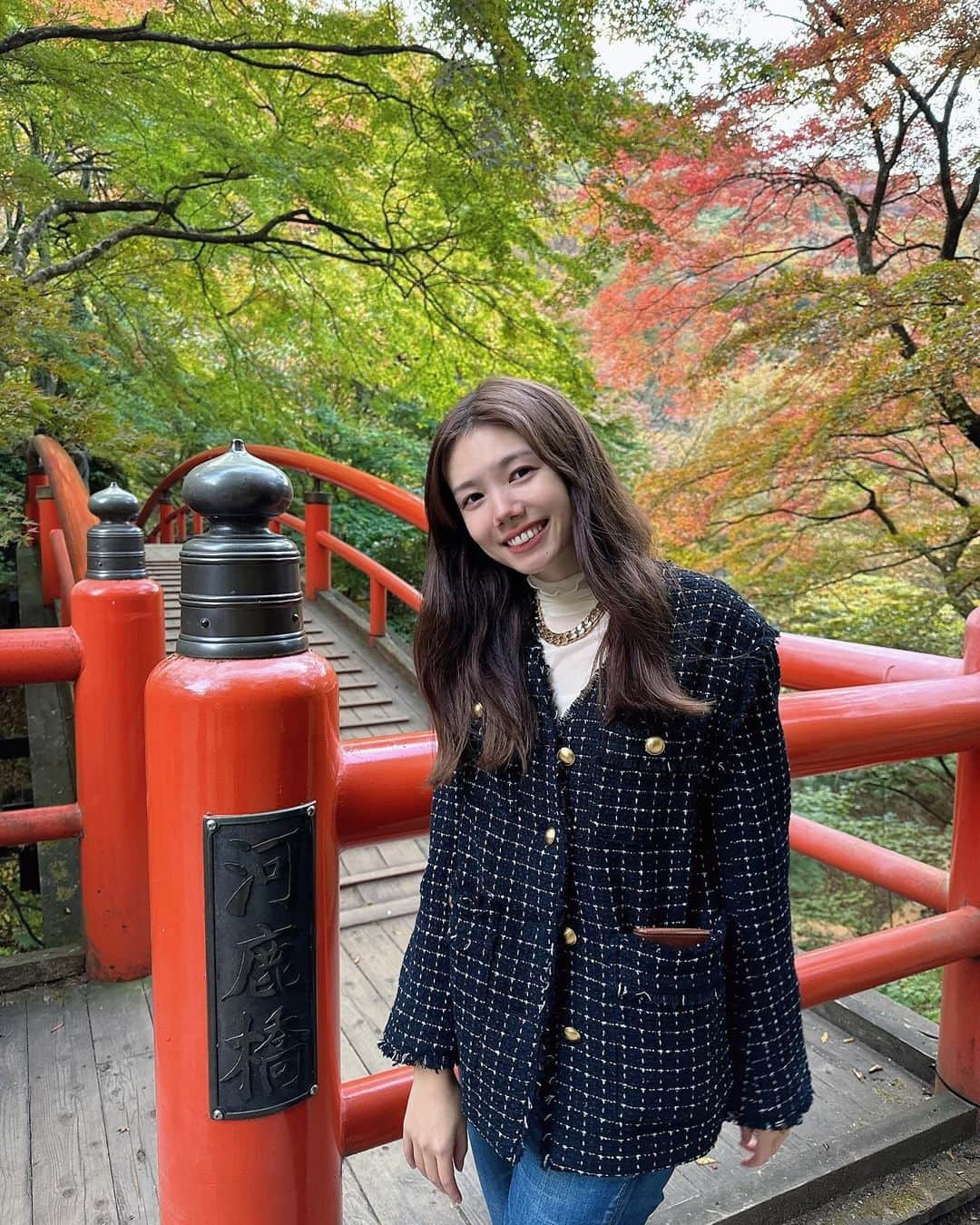 波田妃奈さんのインスタグラム写真 - (波田妃奈Instagram)「今年は紅葉が長く楽しめるね🍁  泊まりの旅行翌日はなんだか すっぴんでいたくなる！😳 これわかる人いない！？笑  前は化粧は濃い方が好きだったし 毎日髪もくりくりに巻いてたけど 最近は頑張りすぎない 自分のすっぴんや起きたままヘアも好き♡ 肌も髪も気持ちもたまには休ませてあげないと🌱  #紅葉 #伊香保温泉 #河鹿橋 #関東紅葉スポット #群馬観光 #群馬 #伊香保温泉石段街 #japan #autumnvibes #マインド #すっぴんに自信 #モデル #ヘルシーモデル」12月9日 21時28分 - hina__fitness