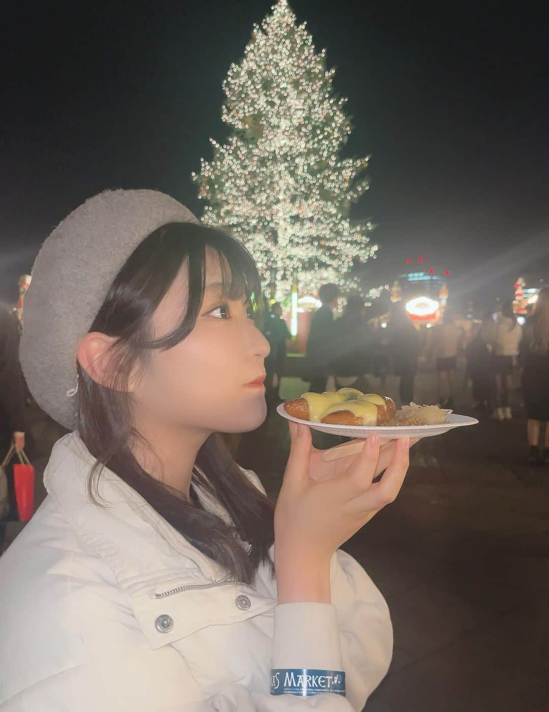 住田悠華さんのインスタグラム写真 - (住田悠華Instagram)「#christmasmarket 🎅🏻  今日も一日お疲れ様でしたぁ🥺🤍 本日は、10日ぶりのライブだったのです❕  寒い中、#超アイドルの日 に足を運んでくださりありがとうございました🫶 暖かくして寝てくださいね🥺  久しぶりにみんなに会えて直接お話できて嬉しかったです🩷 次は、16日だね🍓  明日も生配信！よろしくお願いします💗 おやすみなさい😪  #ソーセージ #美味しかった 😋 #クリスマスツリー #idol #アイドル #fyp #ベレー帽 #japan #食べるの大好き #アプガ #アップアップガールズ仮 #住田悠華」12月9日 21時21分 - uugirl_new_haruka