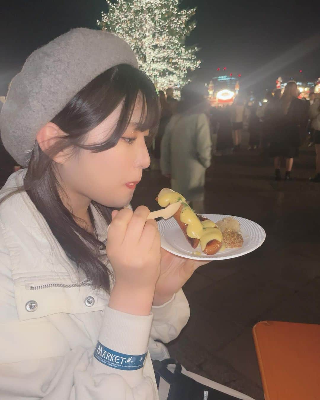 住田悠華さんのインスタグラム写真 - (住田悠華Instagram)「#christmasmarket 🎅🏻  今日も一日お疲れ様でしたぁ🥺🤍 本日は、10日ぶりのライブだったのです❕  寒い中、#超アイドルの日 に足を運んでくださりありがとうございました🫶 暖かくして寝てくださいね🥺  久しぶりにみんなに会えて直接お話できて嬉しかったです🩷 次は、16日だね🍓  明日も生配信！よろしくお願いします💗 おやすみなさい😪  #ソーセージ #美味しかった 😋 #クリスマスツリー #idol #アイドル #fyp #ベレー帽 #japan #食べるの大好き #アプガ #アップアップガールズ仮 #住田悠華」12月9日 21時21分 - uugirl_new_haruka