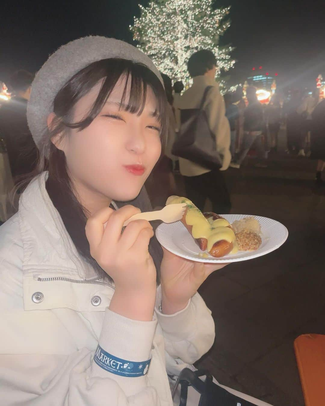 住田悠華さんのインスタグラム写真 - (住田悠華Instagram)「#christmasmarket 🎅🏻  今日も一日お疲れ様でしたぁ🥺🤍 本日は、10日ぶりのライブだったのです❕  寒い中、#超アイドルの日 に足を運んでくださりありがとうございました🫶 暖かくして寝てくださいね🥺  久しぶりにみんなに会えて直接お話できて嬉しかったです🩷 次は、16日だね🍓  明日も生配信！よろしくお願いします💗 おやすみなさい😪  #ソーセージ #美味しかった 😋 #クリスマスツリー #idol #アイドル #fyp #ベレー帽 #japan #食べるの大好き #アプガ #アップアップガールズ仮 #住田悠華」12月9日 21時21分 - uugirl_new_haruka