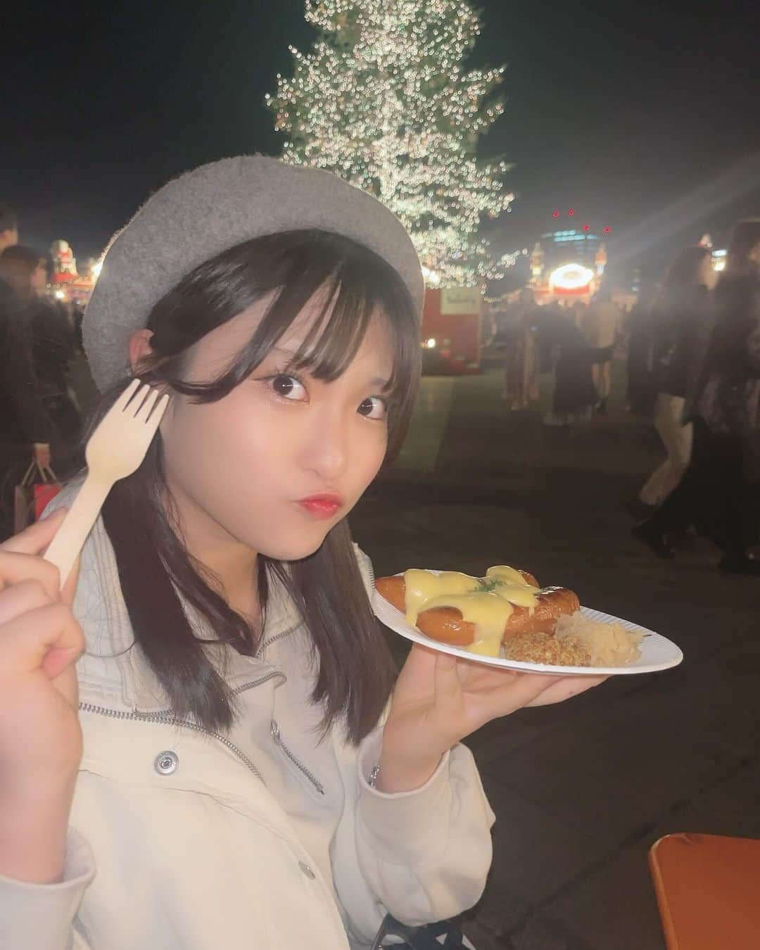 住田悠華のインスタグラム：「#christmasmarket 🎅🏻  今日も一日お疲れ様でしたぁ🥺🤍 本日は、10日ぶりのライブだったのです❕  寒い中、#超アイドルの日 に足を運んでくださりありがとうございました🫶 暖かくして寝てくださいね🥺  久しぶりにみんなに会えて直接お話できて嬉しかったです🩷 次は、16日だね🍓  明日も生配信！よろしくお願いします💗 おやすみなさい😪  #ソーセージ #美味しかった 😋 #クリスマスツリー #idol #アイドル #fyp #ベレー帽 #japan #食べるの大好き #アプガ #アップアップガールズ仮 #住田悠華」