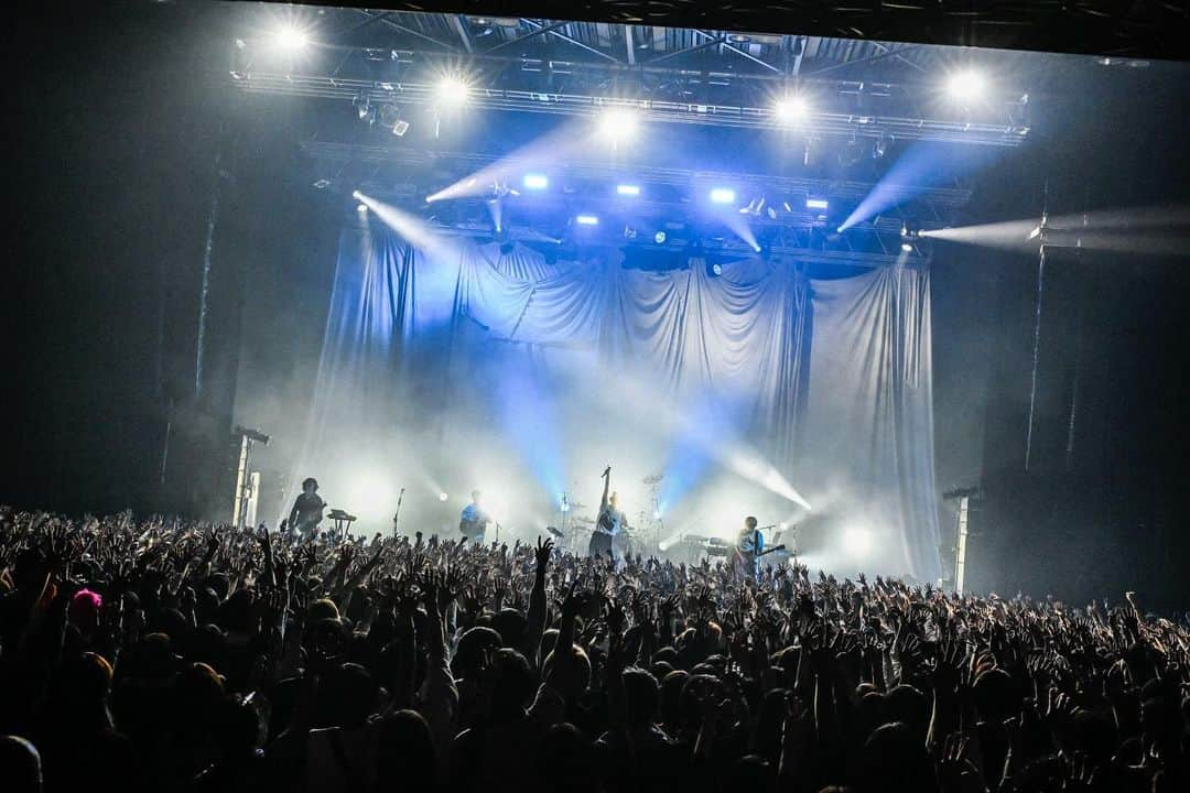 [ALEXANDROS]さんのインスタグラム写真 - ([ALEXANDROS]Instagram)「Zepp DiverCity DAY2、最高のツアーファイナルでした！ 来ていただいたみなさま、ありがとうございました。  その勢いのまま3月の青学、10月の相模原まで盛りだくさんの2024年でいきましょう！  そろそろ新曲もね！？  にーやん  #Alexandros  #NEWMEANING  #TOUR  #THISFES #相模原」12月9日 21時21分 - alexandros_official_insta