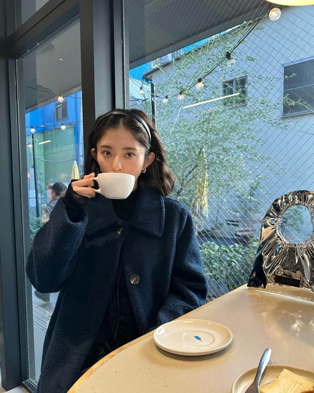鈴本美愉のインスタグラム：「. @muleau_official のBoa Coat♡ Navyは少し大人っぽくコーデするのがお気に入り。」