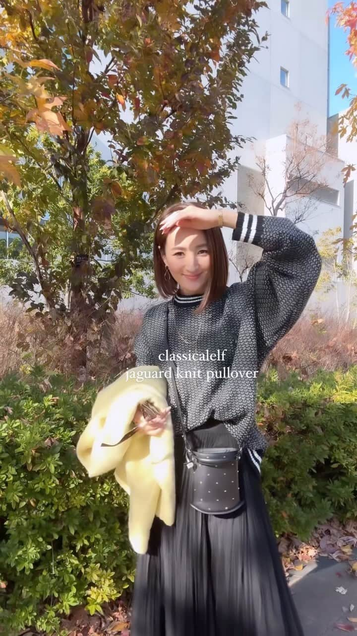 星玲奈のインスタグラム：「お天気の良い休日。お買い物へ🧥 お洋服や小物を買うときには、シンプルめなモノトーン系のお洋服で行くと なんでも合わせやすくてお買い物がはかどってある意味困る笑 @classicalelf_official のジャガードニットはブラックを選んだので、ボトムスに何色を合わせても大体しっくりくる❤️ サイズはMにしました！ さりげなくついた刺繍のワッペンは カラーごとに刺繍の種類も変わるのがおもしろい😙 ブラックのは鳥かな🦆多分☺️ ・ #クラシカルエルフ #classicalelf #エルフコーデ #ユニクロ #ザラ #zozo #zozotown #zozo購入品 #zozotown購入品 #ジャガードニット #デザインニット #大人コーデ #大人カジュアル #プチプラ #プチプラコーデ #着回しコーデ」