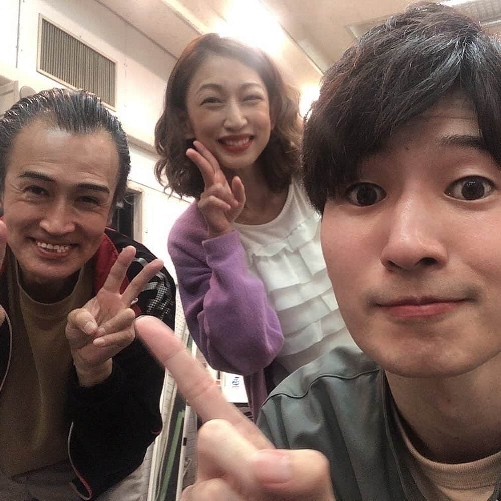 田井弘子のインスタグラム：「本日 9日昼夜満席🈵盛り上がりました‼️ ありがとうございました😭 明日はいよいよ千秋楽。 どうやら、最後も満席🈵で迎えられそうです。 どうぞ、迷ってる方まだ間に合います。 DM下さいませ。 損はさせません😆  10日(日) 12時回/🈵 16時回/残2席  写真は、 #小沢和之 さん #菅野英樹 さん菅野さん撮影😆加工がw 2人はマイファミリー？だったり、なかったり。 見た人にだけわかります👍」