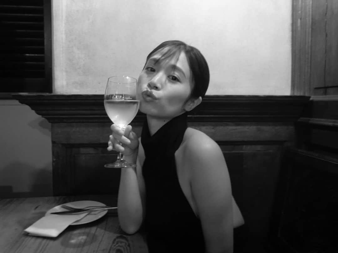 菜乃花のインスタグラム：「🥂✨  今年も🎄クリスマスオンラインライブ🎄を開催することになりました！  【配信日時】2023年12月21日20：00〜  今までカレンダー特典でしたが今回は完全無料での配信です🎅🏻  ライブ中に嬉しいお知らせもあるので、 皆様ぜひご覧になっていただけたら嬉しいです🫶🏻」