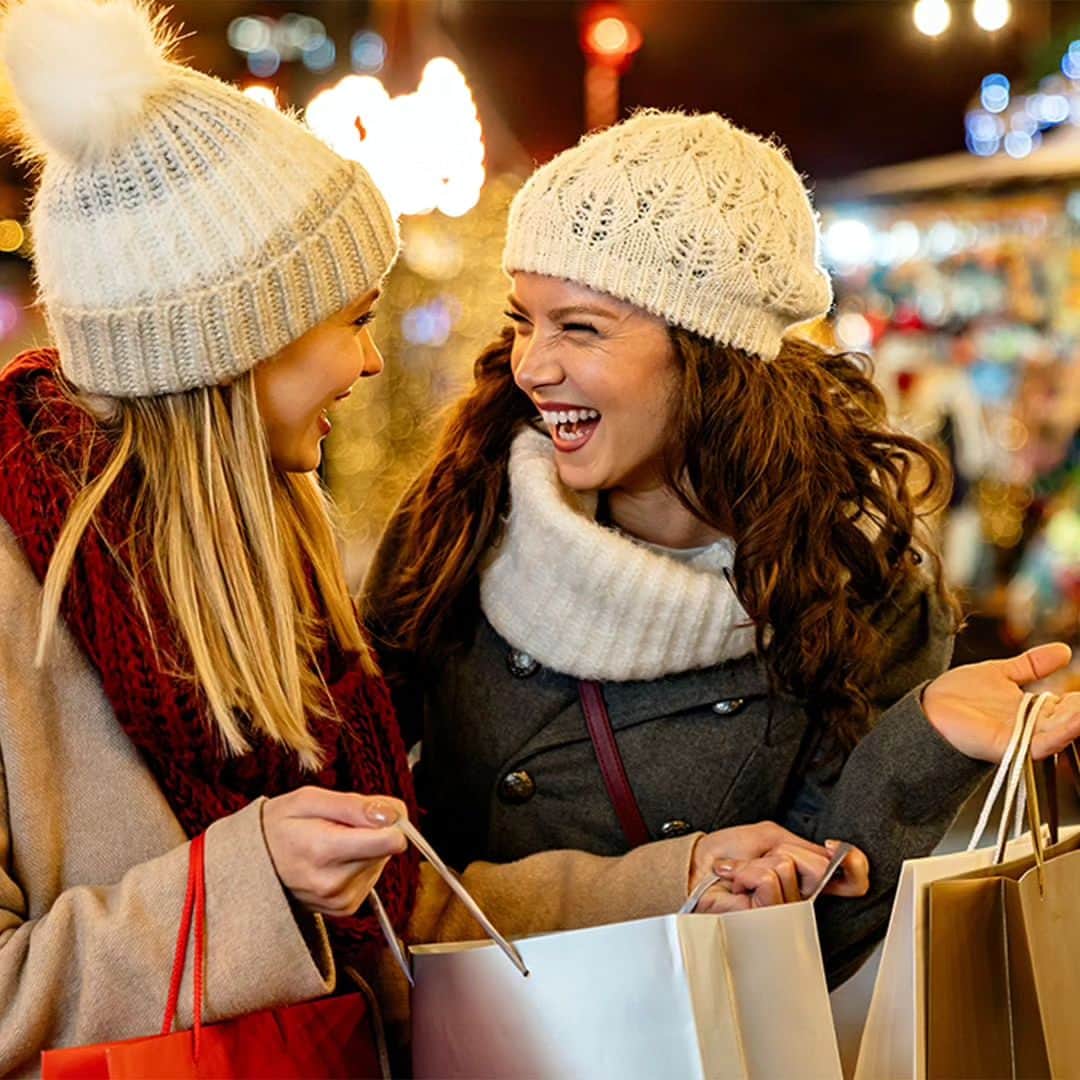 MILLEPORTEのインスタグラム：「冬のとっておきイベント、クリスマスマーケットにオンラインでも。 CHRISTMAS MARKET THEME on ミレポルテ 世界中がクリスマスマーケットでにぎわうシーズンがやってきました。日本でも近年注目の高まるイベントです。ミレポルテでは、ヨーロッパやアメリカのクリスマスマーケットで大人気のアイテムをピックアップ。寒さの続く日々に身体をあたためる紅茶、冬の食事や晩酌にぴったりのウイスキー、こっくりとした芳醇な香りが空間を満たすディフューザー、冬の素肌をうるおし柔らかくととのえるスキンケアアイテム。マーケットに足を運ぶように、心おどるショッピングをお楽しみください。 *20歳未満の飲酒は法律で禁止されています。 #クリスマスマーケット #クリスマス #メリークリスマス #MerryChristmas #MerryXmas #HappyChristmas #HappyXmas #シーズンイベント #欧州文化 #紅茶 #ウイスキー #ディフューザー #洗顔石鹸 #バスオイル #プレゼント #ラグジュアリー #ラグジュアリーモーメント #ラグジュアリーブランド #ブランド #MILLEPORTE」