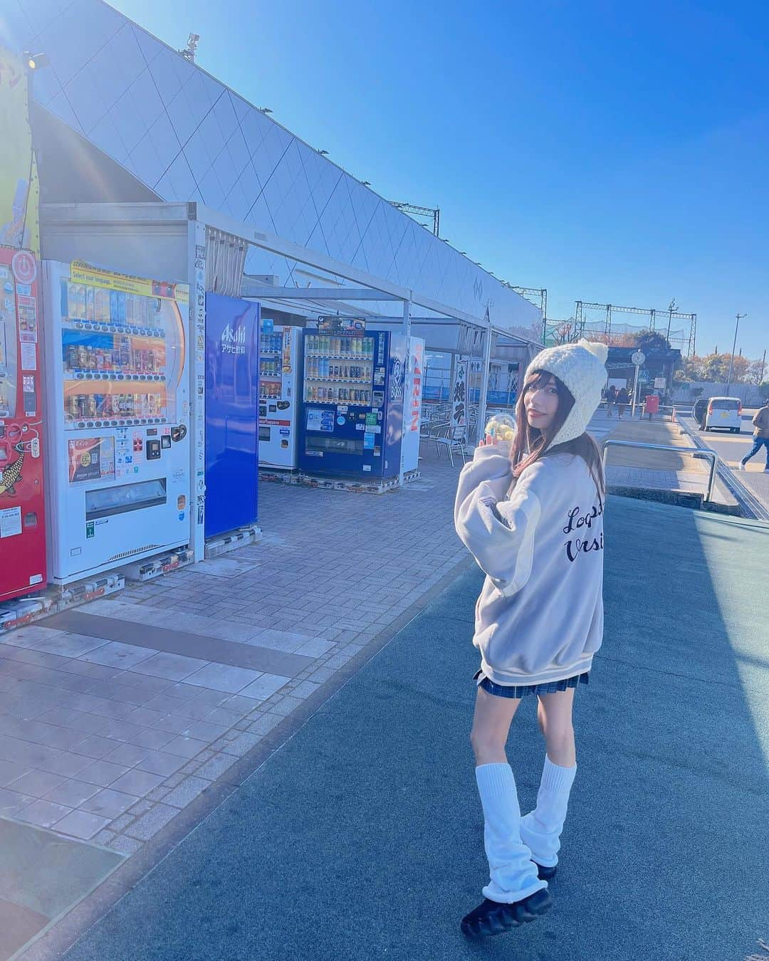 鹿目凛さんのインスタグラム写真 - (鹿目凛Instagram)「JK私服🤍  #でんぱ組inc #でんぱ組 #鹿目凛 #ぺろりん #私服 #旅行 #ニット帽 #メロンパン #海老名 #海老名サービスエリア #海老名メロンパン」12月9日 21時27分 - kaname_rin