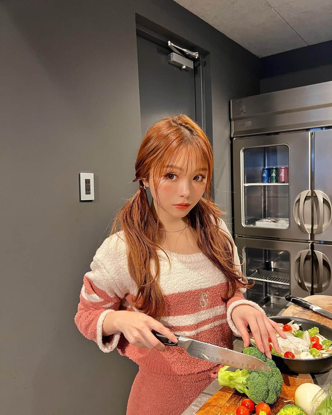 桜井美悠（みゆみゆ）のインスタグラム：「. 料理できる子みたい⁇  アヒージョが美味しすぎた.. 友達の料理、いつの間にかできてていいとこ取り🤣 みんな優しい、毎日食べたいくらいご馳走だった🍴 私も自炊週3で頑張ります。」