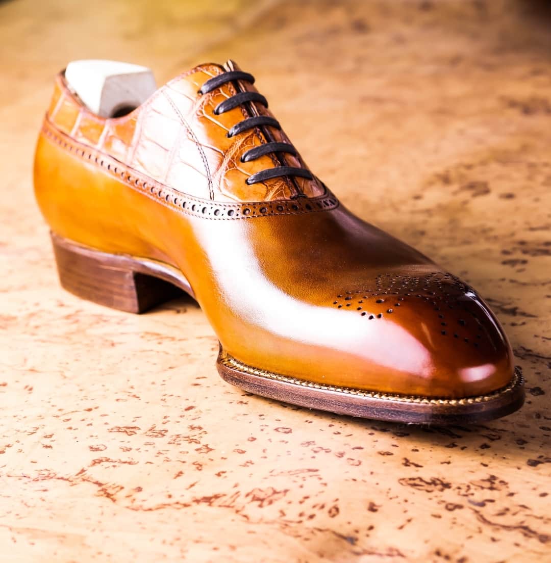 サンクリスピンのインスタグラム：「What do you get when you combine hand-detailed brogueing, finely polished leather and a contrasting crocodile upper?⁣ A Saint Crispin's masterpiece that is more akin to sculpture than shoe.  #shoes #handmadeshoes #madetoorder #mtoshoes #bespokeshoes #handwelted #shoeporn #madebyhand #shoestagram #agentlemanschoice #onlyforgentlemen」