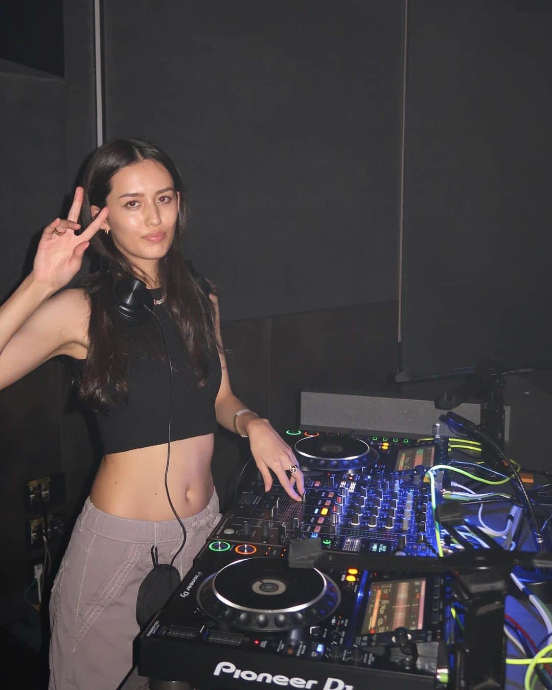 菊川リサさんのインスタグラム写真 - (菊川リサInstagram)「First time DJing at a club in 3 years!!!🥳 So happy to be back closer to central Tokyo🖤 I have so many ideas for things I wanna do ahhhh!✨」12月9日 21時31分 - lisa_kikukawa