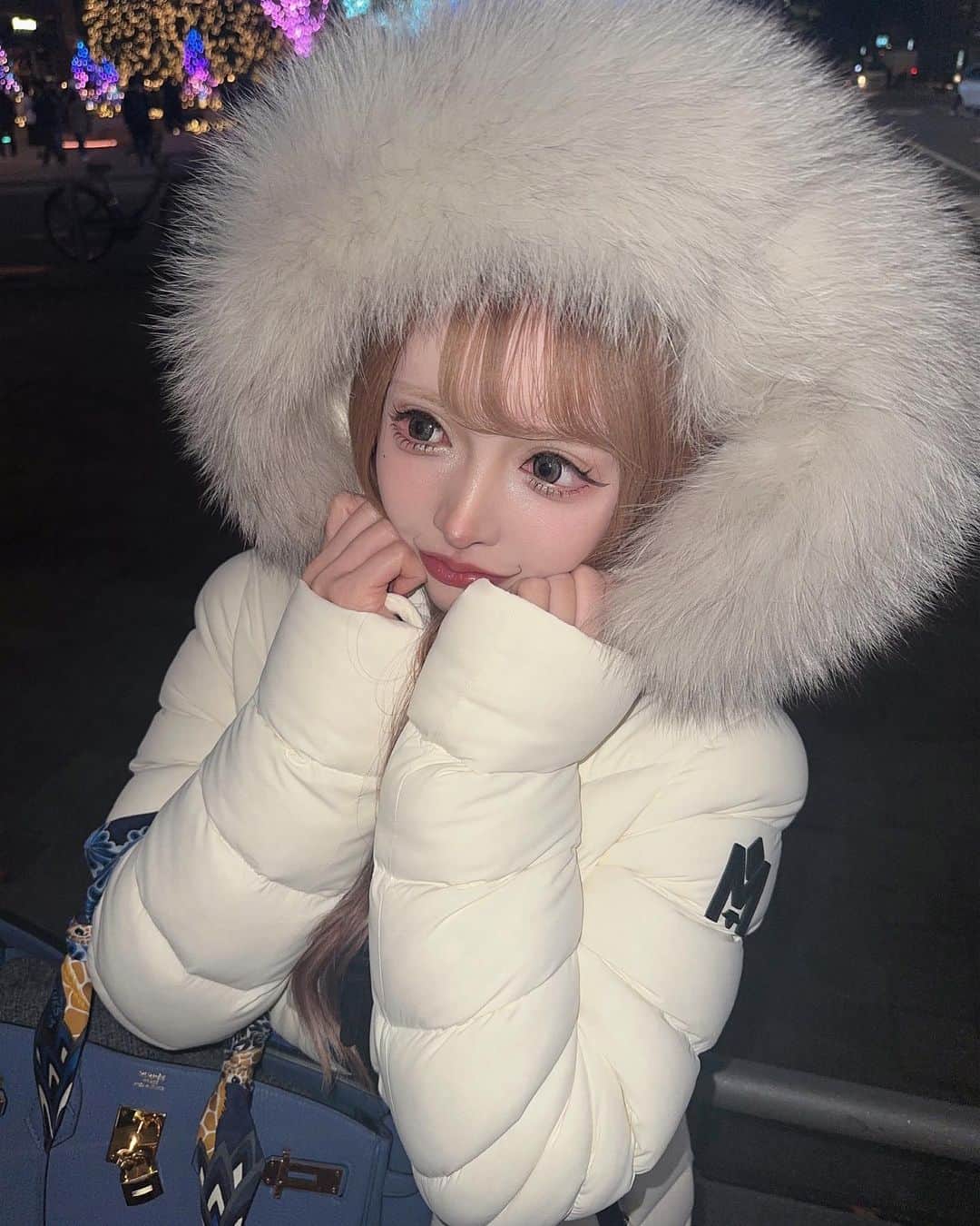 美咲キララさんのインスタグラム写真 - (美咲キララInstagram)「💙💎❄️ . フード被ればいいと思ってる🎶🎵𓈒𓏸 . . #キャバクラ #キャバ #キャバクラ嬢 #キャバ嬢 #東京 #新宿 #歌舞伎町 #池袋 #六本木  #大阪 #ミナミ #北新地 #自撮り女子 #グラビア #リュクセ #팔로우 #셀카 #自拍 #角色扮演 #cute #kawaii #셀스타그램 #얼스타그램  #マッカージュ #mackage  #ダウン」12月9日 21時31分 - ___krrnano