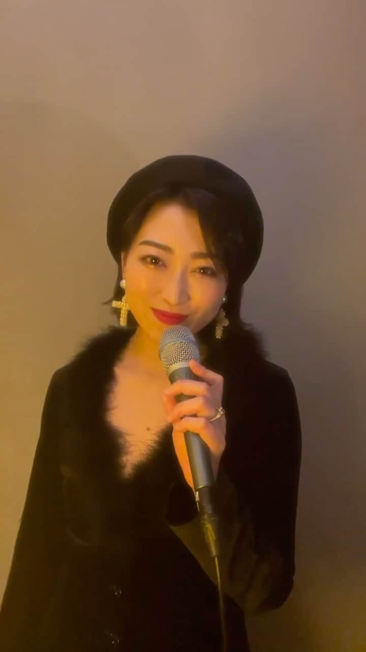 中里亜美のインスタグラム：「中山美穂さんの「世界中の誰よりきっと」 歌いました😘🎤✨  90年代を代表する大好きな曲〜💕  #中山美穂 #WANDS #世界中の誰よりきっと #1992年 #90年代 #jpop #cover #歌謡曲 #中里亜美」