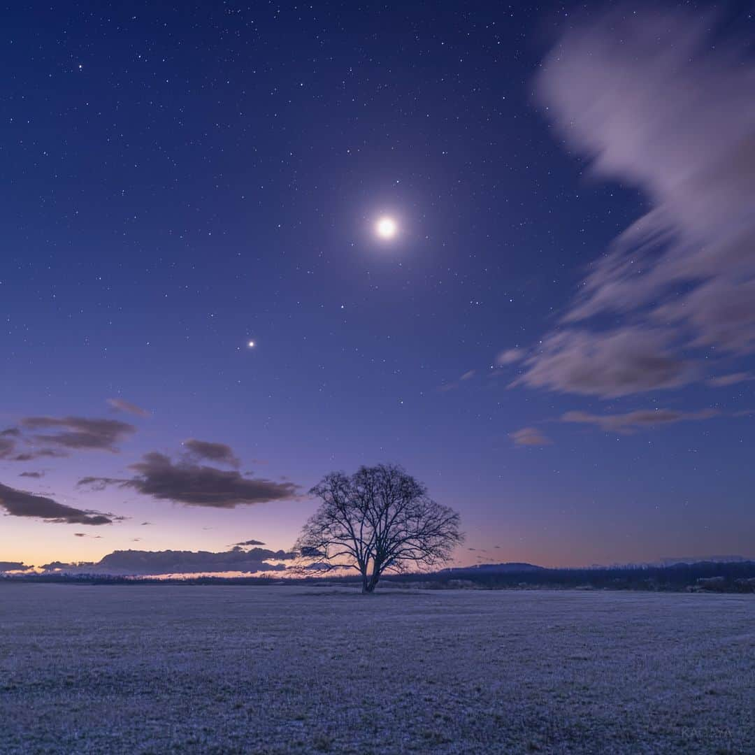 KAGAYAのインスタグラム：「月と金星の夜明け 中央の明るい輝きが月、月の左下の方の明るい星が金星です。 （昨日早朝、北海道にて撮影） 今日もお疲れさまでした。  #moon #北海道 #星空 #starphotography」