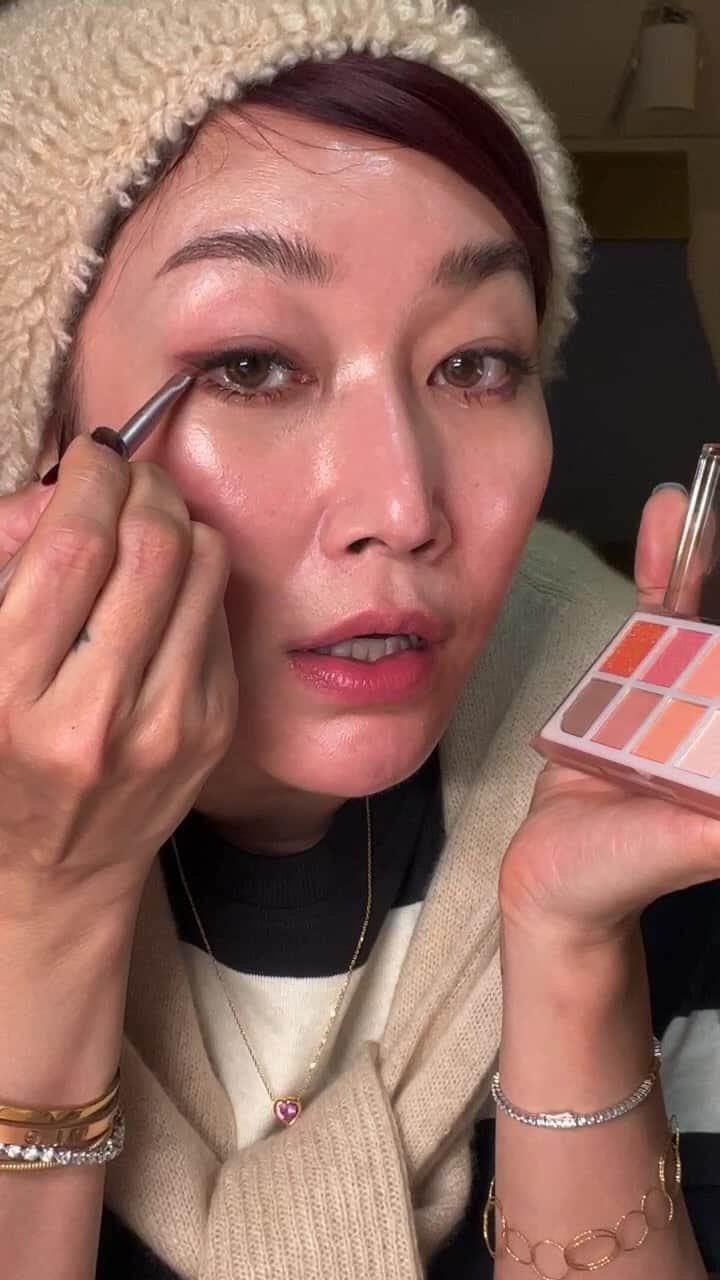 ピョン･ジョンスのインスタグラム：「세상 진지하네 😜😜😜 빨리 보여주고 싶어서  뮤드로 연말 메컵 퀵!으로하고  닥베로 피부 수분감 폭탄으로 촉촉하게하고  🔝open now 담주에 뮤드로 저처럼 메컵 살짝하세요  🔜15일 5pm coming 화사하게   닥베를 시작으로  목관리 눈관리까지 싹 보여줍니다🔜1월 coming 기대하삼   오늘 저 이러고 다님요  원피스에 캐시미어걸치고 모자쓰고 🤣🤣🤣안추워  캐시 받자마자 오늘입기 딱 좋았죠?  2차 프리오더도 🔝오늘까지뿐이에요🙈  효소혁명 박스에 제싸인을 각인했어요  Christmas 선물이라 생각해용  🔜12.11 open soon」