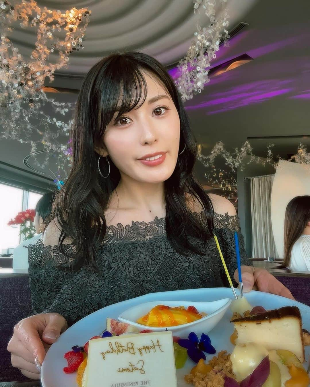 金子智美さんのインスタグラム写真 - (金子智美Instagram)「⁡ ⁡ 先日みかちぃに早めのお誕生日のお祝いを してもらったよ🎂💖 同い年で離れている時間が長くても会うと たわいもない話でたくさん笑えて、悩みも 話せる大切なお友達です👭🏻✨ いっぱい考えてくれてドンピシャなピアスを プレゼントしてくれたのでこれからたくさん 使いたいと思います(*´ω`*)💎 ⁡ 来年もたくさん会えますように…🫶 ⁡」12月9日 21時34分 - kanesato1222