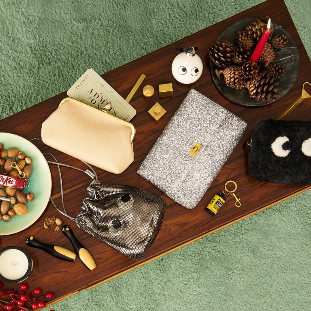 アニヤハインドマーチのインスタグラム：「Add a touch of sparkle to your gifts this season with our evening bags ✨#AnyaHindmarch」