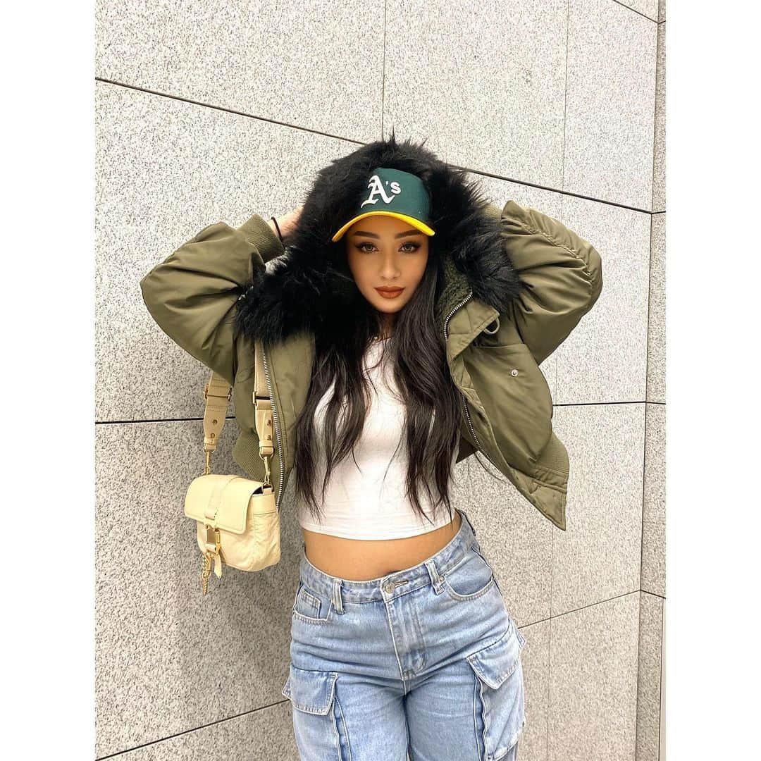 河内セリアのインスタグラム：「出産から4か月、体戻ったね〜って いろんな人に言われるけど実際全然戻ってない😭 見えないところは伸びた皮膚やふわっふわになった腹筋が まだ残ってて見るたびに嫌になるし泣きたくなる🥲  けどその分出来るだけ楽しみを増やしたいので めげずにその時に着たい、好きなお洋服を😂🫶 優しい旦那さん @playsson_whr がいつも褒めてくれるので しっかり間に受けて笑　@emanon_whr のためにも イケてるMama & Wifey目指して頑張る❤️‍🔥👌笑  そんな私の今日のお洋服には @yelloshoes_official  のモコモコミュールで遊び心を添えて🧸👩‍🍳✨」