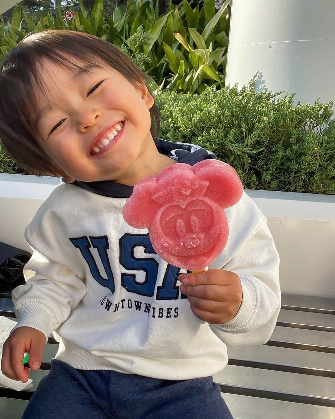 岡田ユリエさんのインスタグラム写真 - (岡田ユリエInstagram)「先日👦🏻👶🏻初めてのディズニーランドに✨  息子はやっと連れて行けた！ 去年出産前に行くはずが、息子の入院からの 私切迫早産で入院から出産と 行けなくなってから行けてなく.. やっと👶🏻も落ち着いてきたタイミングで🤍  天気も良かったし クリスマスシーズン行けて最高！🎄🫶  行って1週間たつけど今だにジャンボリミッキーを朝爆音で流して踊ってる🤣 またいこうね♡  #ディズニー #ディズニーランド #disneyland #tdl #子連れディズニー」12月9日 21時35分 - yuriiie0729