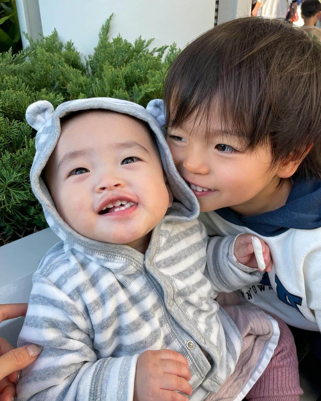 岡田ユリエさんのインスタグラム写真 - (岡田ユリエInstagram)「先日👦🏻👶🏻初めてのディズニーランドに✨  息子はやっと連れて行けた！ 去年出産前に行くはずが、息子の入院からの 私切迫早産で入院から出産と 行けなくなってから行けてなく.. やっと👶🏻も落ち着いてきたタイミングで🤍  天気も良かったし クリスマスシーズン行けて最高！🎄🫶  行って1週間たつけど今だにジャンボリミッキーを朝爆音で流して踊ってる🤣 またいこうね♡  #ディズニー #ディズニーランド #disneyland #tdl #子連れディズニー」12月9日 21時35分 - yuriiie0729