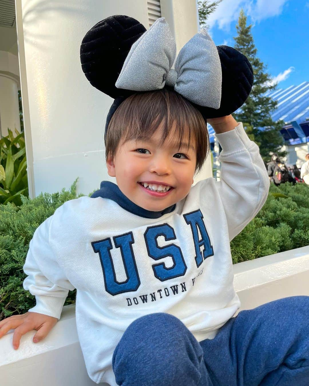 岡田ユリエのインスタグラム：「先日👦🏻👶🏻初めてのディズニーランドに✨  息子はやっと連れて行けた！ 去年出産前に行くはずが、息子の入院からの 私切迫早産で入院から出産と 行けなくなってから行けてなく.. やっと👶🏻も落ち着いてきたタイミングで🤍  天気も良かったし クリスマスシーズン行けて最高！🎄🫶  行って1週間たつけど今だにジャンボリミッキーを朝爆音で流して踊ってる🤣 またいこうね♡  #ディズニー #ディズニーランド #disneyland #tdl #子連れディズニー」