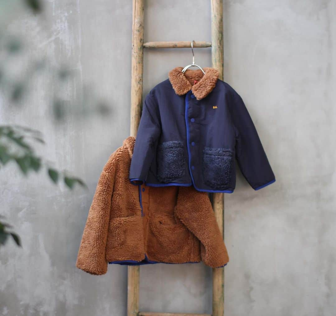 tocon (トコン) のインスタグラム：「B.C reversible jacket BCリバーシブルキッズジャケット2-3.4-5y(223AC129)  毎年大人気のリバーシブルアウター 今年はネイビーとブラウンで登場です🧸  4-5yサイズは完売、 2-3yのみのご用意となります😢  ぜひお早めにごらんくださいね💓」