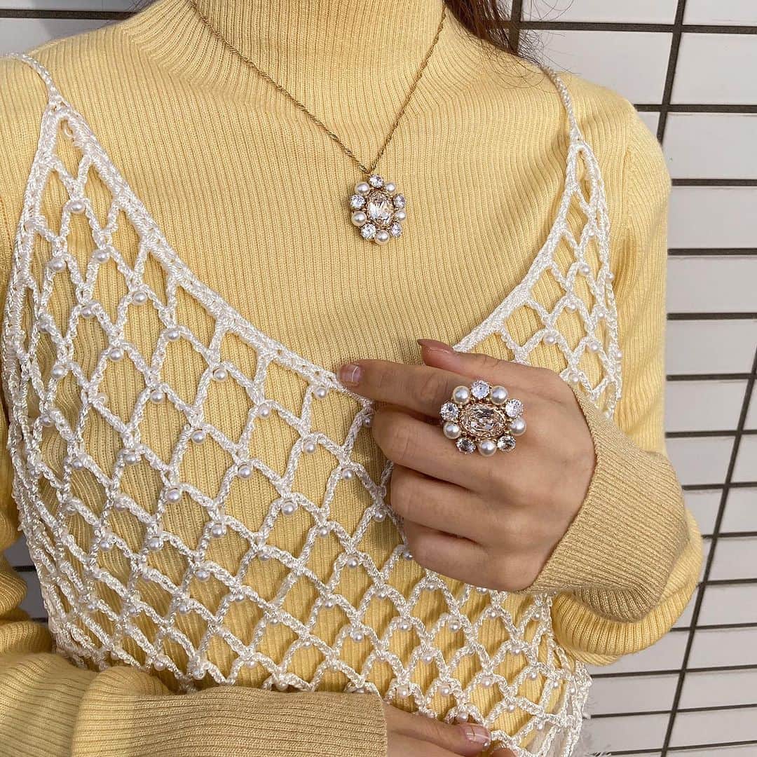 Fukiko-マルベリコさんのインスタグラム写真 - (Fukiko-マルベリコInstagram)「ジュエルパールネックレス ゴールド土台✨🌼  12月10日(日)21時〜販売。  5種類のカラー展開  モンタナ エメラルド レッド クリア アイリス  #ハンドメイド #ハンドメイドアクセサリー #指輪 #リング　#ビーズリング #アクセサリー紹介 #クリスマス  #クリスマスジュエリー 　#パールアクセサリー　#パール   #フリーサイズリング #kawaii #cute #kirakira #handmade #handmadejewelry #xmasaccessories」12月9日 21時39分 - palpitation03