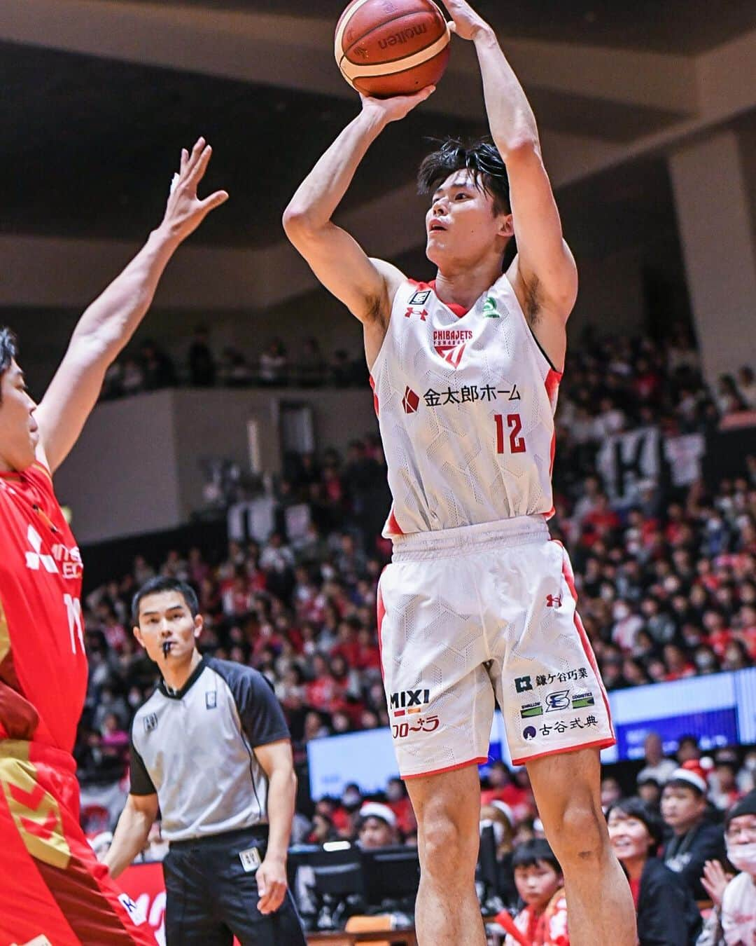 千葉ジェッツのインスタグラム：「試合風景|ω･)📸  B.LEAGUE2023-24 vs.名古屋 🏀試合終了🏀 名古屋 61-92 千葉J  #西地区首位に #価値ある勝利 #切り替えて #明日も挑もう #chibajets #Bリーグ #千葉ジェッツ #バスケ #basketball #portrait  #photograph #ジェッツ写真部 #レンズ越しの世界 #応炎🔥 #ありがとうございました✨」