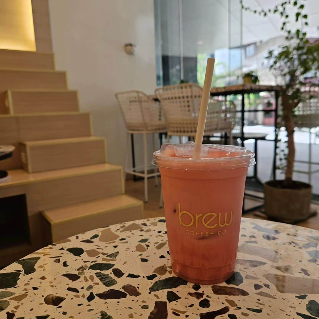 安藤ミレイのインスタグラム：「Strawberry Latte🍓  📍 @_brewcoffeeco   ANGKAN Coffeeの階段とPocofinoのテーブルを組み合わせたようなこぢんまりとしたカフェ☕✨ (マニラでカフェ巡り好きなひとにしか伝わらないかもしれない例え🤭)  #フィリピンカフェ #カフェ巡り #cafehoppingph #cafehopping #フィリピン生活 #マニラ生活 #マカティ #もっと楽しいフィリピン」