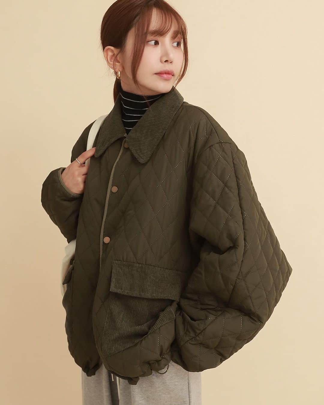 DHOLICさんのインスタグラム写真 - (DHOLICInstagram)「■PICKUPITEMS>>>『キルティング』  今の時期にぴったりのHotitemキルティングをご紹介🖤 上品さと軽いながらにあたたかい優秀アイテムです✍️  さらに今なら！ クーポンが4種発行中🎟 お得にショッピングできるチャンス✨ 〜12/10(日)23:59 —————————————— 🔍商品URLは画像内商品タグをチェック✔️  #dholic #ディーホリック #キルティングコート #キルティング #キルティングジャケット #アウターコーデ #アウター #コートコーデ #ジャンパー #冬コーデ #防寒 #防寒コーデ #韓国コーデ #韓国っぽコーデ」12月9日 21時41分 - dholic_official