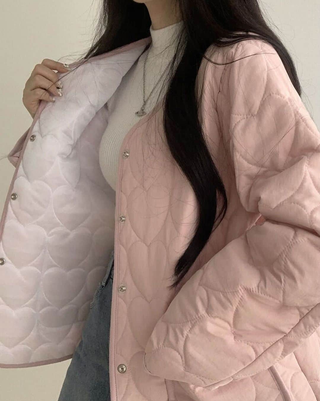 DHOLICさんのインスタグラム写真 - (DHOLICInstagram)「■PICKUPITEMS>>>『キルティング』  今の時期にぴったりのHotitemキルティングをご紹介🖤 上品さと軽いながらにあたたかい優秀アイテムです✍️  さらに今なら！ クーポンが4種発行中🎟 お得にショッピングできるチャンス✨ 〜12/10(日)23:59 —————————————— 🔍商品URLは画像内商品タグをチェック✔️  #dholic #ディーホリック #キルティングコート #キルティング #キルティングジャケット #アウターコーデ #アウター #コートコーデ #ジャンパー #冬コーデ #防寒 #防寒コーデ #韓国コーデ #韓国っぽコーデ」12月9日 21時41分 - dholic_official