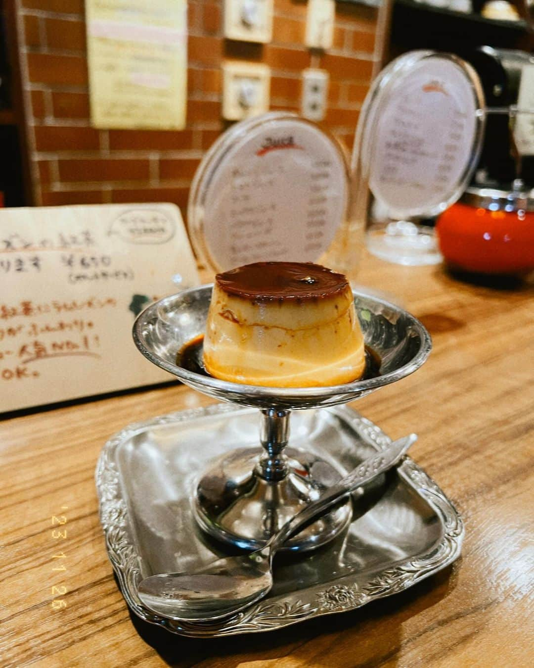 三谷紬さんのインスタグラム写真 - (三谷紬Instagram)「☕️🍮 神戸で行った純喫茶♡ ヴィッセル神戸優勝対応でせっかく神戸に行ったので スタイリストさんとディレクターさんと少し観光☺️ 雰囲気抜群の喫茶店でした☕︎ 硬めむっちり系のプリンが最高〜〜〜〜 女3人でお昼ご飯食べた後なのに たくさん甘いものも食べてしまいました😂 * #純喫茶#純喫茶巡り#純喫茶コレクション#喫茶店#喫茶店巡り#神戸#神戸グルメ#神戸カフェ#カフェ巡り#喫茶店のプリン#喫茶#cafe#coffee#café#プリン#pudding#ブレンド#blend#ウインナーコーヒー#kobe#神戸観光#テレビ朝日#アナウンサー#三谷紬」12月9日 21時42分 - mitani_tsumugi