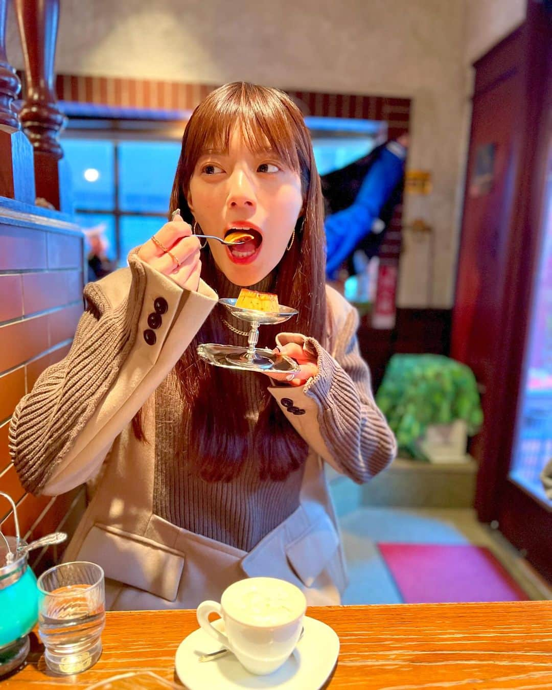 三谷紬さんのインスタグラム写真 - (三谷紬Instagram)「☕️🍮 神戸で行った純喫茶♡ ヴィッセル神戸優勝対応でせっかく神戸に行ったので スタイリストさんとディレクターさんと少し観光☺️ 雰囲気抜群の喫茶店でした☕︎ 硬めむっちり系のプリンが最高〜〜〜〜 女3人でお昼ご飯食べた後なのに たくさん甘いものも食べてしまいました😂 * #純喫茶#純喫茶巡り#純喫茶コレクション#喫茶店#喫茶店巡り#神戸#神戸グルメ#神戸カフェ#カフェ巡り#喫茶店のプリン#喫茶#cafe#coffee#café#プリン#pudding#ブレンド#blend#ウインナーコーヒー#kobe#神戸観光#テレビ朝日#アナウンサー#三谷紬」12月9日 21時42分 - mitani_tsumugi