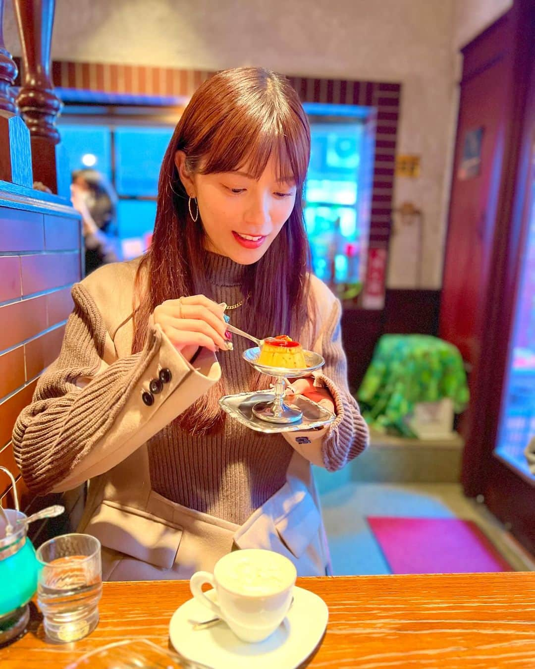 三谷紬さんのインスタグラム写真 - (三谷紬Instagram)「☕️🍮 神戸で行った純喫茶♡ ヴィッセル神戸優勝対応でせっかく神戸に行ったので スタイリストさんとディレクターさんと少し観光☺️ 雰囲気抜群の喫茶店でした☕︎ 硬めむっちり系のプリンが最高〜〜〜〜 女3人でお昼ご飯食べた後なのに たくさん甘いものも食べてしまいました😂 * #純喫茶#純喫茶巡り#純喫茶コレクション#喫茶店#喫茶店巡り#神戸#神戸グルメ#神戸カフェ#カフェ巡り#喫茶店のプリン#喫茶#cafe#coffee#café#プリン#pudding#ブレンド#blend#ウインナーコーヒー#kobe#神戸観光#テレビ朝日#アナウンサー#三谷紬」12月9日 21時42分 - mitani_tsumugi