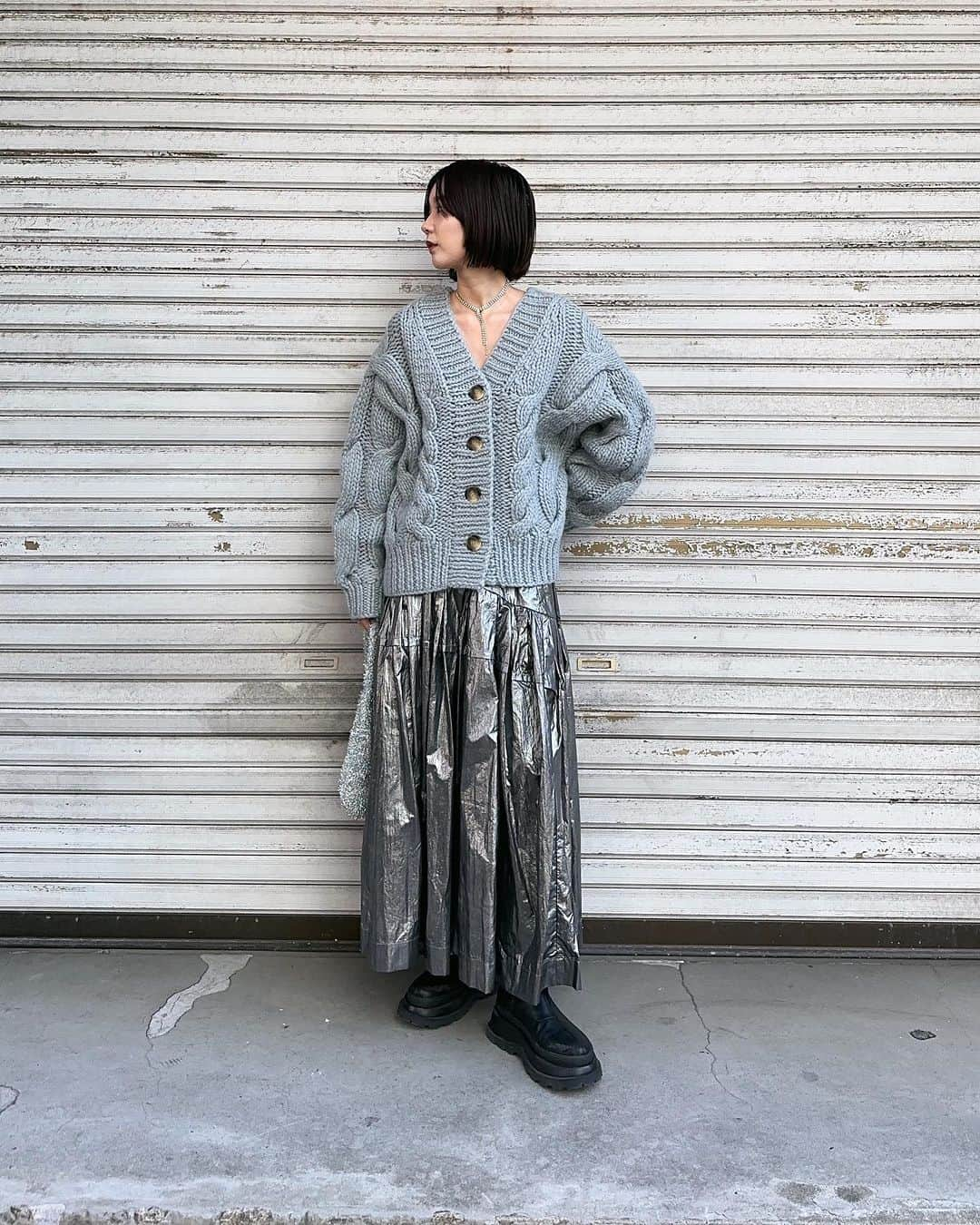 MOUSSY SNAPのインスタグラム：「#MOUSSYSNAP @re_ka622 162cm  ・VOLUME CABLE CARDIGAN(010GAG70-6770) ・VOLUME SILHOUETTE SKIRT(010GA230-7210) ・GLITTER KNIT BAG(010GAG51-5940) ・STRETCH CHUNKY BOOTS(010GAT52-5450) 全国のMOUSSY店舗／SHEL'TTER WEBSTORE／ZOZOTOWNにて発売中。  #MOUSSY」