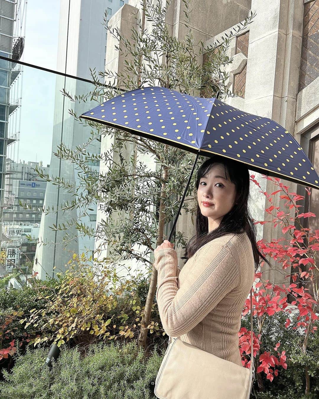 KagitaYukikoさんのインスタグラム写真 - (KagitaYukikoInstagram)「☔️ なにかと心配性なので 外出時は 折り畳み傘を 鞄に入れてるんてすが🌂  可愛いドット柄の 優秀アイテムを 見つけたので ご紹介♡♡  ネイビーとイエロードットが お気に入り💛  色違いは、 ピンクとブラックも あってどれも 可愛いよ💕  この傘 ショートワイド傘っていって 畳むと小さく✨ 開くと大きい✨  クリスマスまでの期間 セール価格になってるから プレゼントにも おすすめ🧡🎁  販売サイトにて 11/27(月）~12/25(月）まで 20%OFFセール✨ 定価3,630円（税込）→ セール価格2,904円  日傘としても 雨傘としても 年中使えて心強い アイテム💕  #PR @sugitakasa_online #クリスマスプレゼントにオススメ  #クリスマスプレゼント悩み中  #コンパクトサイズ  #ショートワイド傘  #紫外線対策グッズ  #カラキャス  #撮影モデル  #インフルエンサー #写真好きな人と繋がりたい  #モデル  #写真撮ってる人と繋がりたい  #フォロワー募集中です  #撮影依頼受付中  #フォロワー募集　 #フォローミー」12月9日 21時49分 - mermaid.yukinko