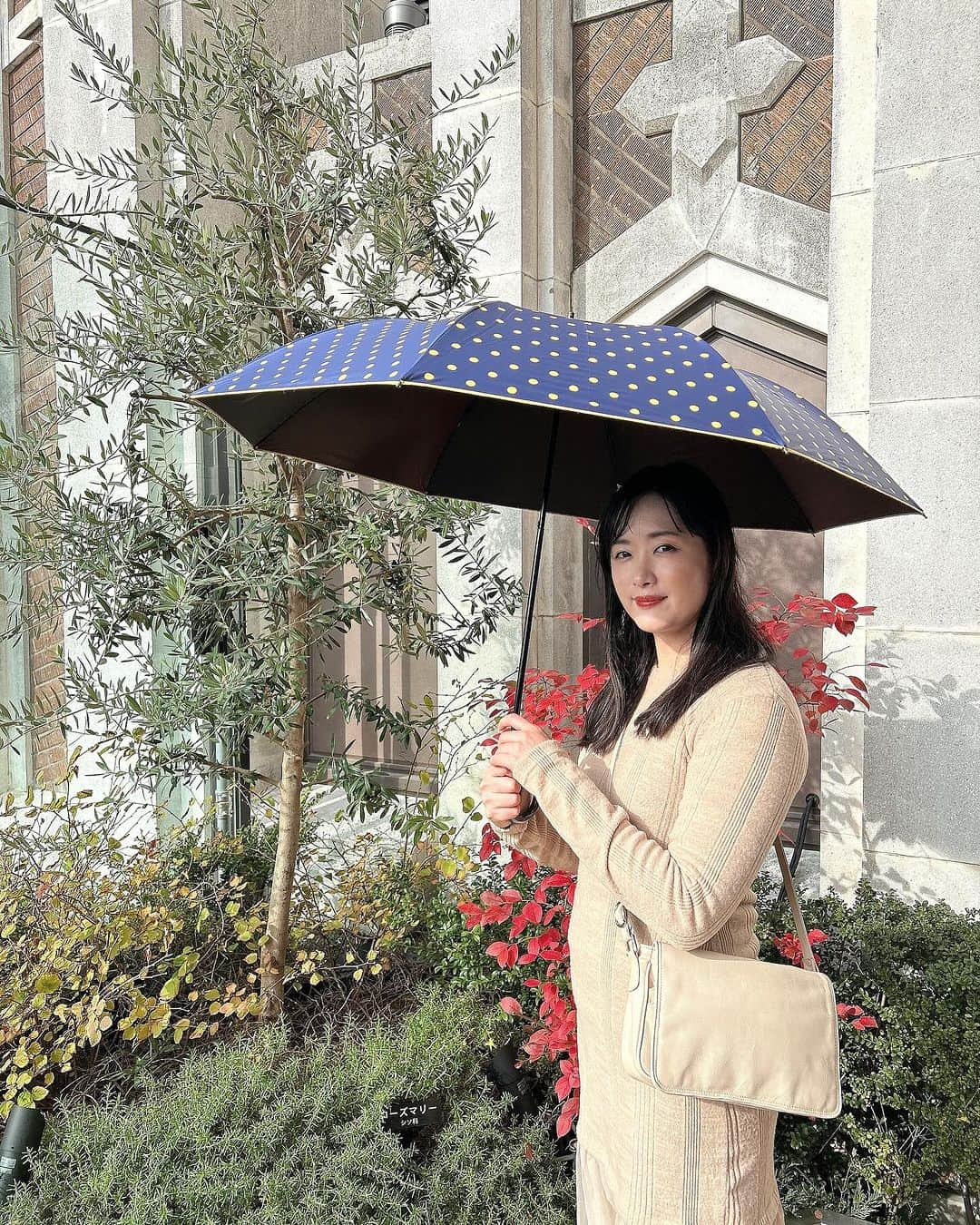 KagitaYukikoさんのインスタグラム写真 - (KagitaYukikoInstagram)「☔️ なにかと心配性なので 外出時は 折り畳み傘を 鞄に入れてるんてすが🌂  可愛いドット柄の 優秀アイテムを 見つけたので ご紹介♡♡  ネイビーとイエロードットが お気に入り💛  色違いは、 ピンクとブラックも あってどれも 可愛いよ💕  この傘 ショートワイド傘っていって 畳むと小さく✨ 開くと大きい✨  クリスマスまでの期間 セール価格になってるから プレゼントにも おすすめ🧡🎁  販売サイトにて 11/27(月）~12/25(月）まで 20%OFFセール✨ 定価3,630円（税込）→ セール価格2,904円  日傘としても 雨傘としても 年中使えて心強い アイテム💕  #PR @sugitakasa_online #クリスマスプレゼントにオススメ  #クリスマスプレゼント悩み中  #コンパクトサイズ  #ショートワイド傘  #紫外線対策グッズ  #カラキャス  #撮影モデル  #インフルエンサー #写真好きな人と繋がりたい  #モデル  #写真撮ってる人と繋がりたい  #フォロワー募集中です  #撮影依頼受付中  #フォロワー募集　 #フォローミー」12月9日 21時49分 - mermaid.yukinko