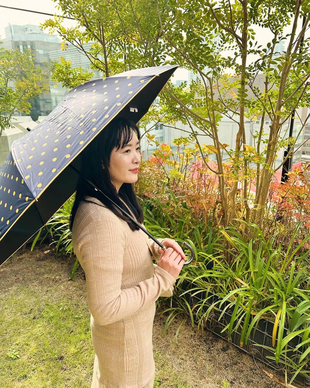 KagitaYukikoさんのインスタグラム写真 - (KagitaYukikoInstagram)「☔️ なにかと心配性なので 外出時は 折り畳み傘を 鞄に入れてるんてすが🌂  可愛いドット柄の 優秀アイテムを 見つけたので ご紹介♡♡  ネイビーとイエロードットが お気に入り💛  色違いは、 ピンクとブラックも あってどれも 可愛いよ💕  この傘 ショートワイド傘っていって 畳むと小さく✨ 開くと大きい✨  クリスマスまでの期間 セール価格になってるから プレゼントにも おすすめ🧡🎁  販売サイトにて 11/27(月）~12/25(月）まで 20%OFFセール✨ 定価3,630円（税込）→ セール価格2,904円  日傘としても 雨傘としても 年中使えて心強い アイテム💕  #PR @sugitakasa_online #クリスマスプレゼントにオススメ  #クリスマスプレゼント悩み中  #コンパクトサイズ  #ショートワイド傘  #紫外線対策グッズ  #カラキャス  #撮影モデル  #インフルエンサー #写真好きな人と繋がりたい  #モデル  #写真撮ってる人と繋がりたい  #フォロワー募集中です  #撮影依頼受付中  #フォロワー募集　 #フォローミー」12月9日 21時49分 - mermaid.yukinko