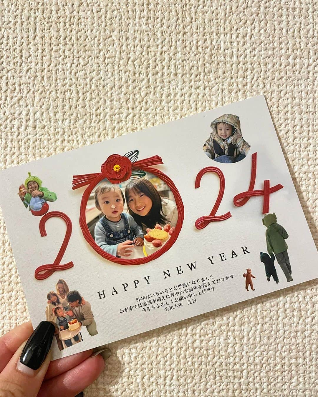 結子のインスタグラム：「今年、家族で初めて年賀状を作りました。  年賀状離れしばらくしていて、送らなくていいかなーって 思ってた期間が長かったけど このスマホで写真年賀状を知って、簡単かつおしゃれに作れたので 今年はおばぁちゃん達に送ります💙❤️ 自分で写真を選んで切り抜きもできるし、 おしゃれなテンプレートに助けてもらうこともできるし  住所を入れたらそのまま送ってもらうこともできるとのことで めちゃめちゃ便利な年賀状アプリを見つけました🥹💗💗  みなさんに使ってもらえるクーポン pr24105 で、10%OFF受けられるみたいなのでぜひ使って今年は年賀状を出してみてはいかがでしょうか？☺️🩷🩷 @sumaho_nenga  #スマホで写真年賀状#年賀状#家族#ママ」