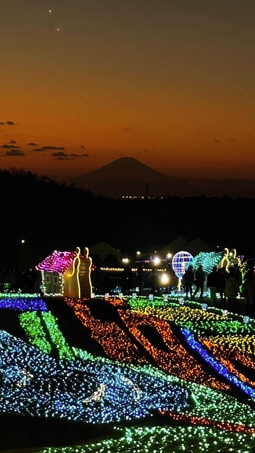 長谷川あやのインスタグラム：「・ 武藤家と冬の遠足2023☃️💛  とにかく広いドイツ村🇩🇪笑 公園、アトラクション、動物園が ぎゅーーーっと詰め込まれた空間で 子供達が全力で遊んでる姿を 眺めながらほっこり🤭💭💭  娘のジェットコースターブームが 再来してかーちゃんの三半規管を またもや鍛えないといけないときが きてしまったなぁ😅笑  イルミネーションは激混みだったけど 昼間はほぼ貸切状態！！実は穴場なのでは、、、🫶 （富士山とイルミのコラボは初🥺）  今年は諦めていた クリスマスマーケットもあって 大大大満足の1日だった🎅🎄💖  帰り道に頭から大量の芝生が でてきたのもこれまたいい思い出です。笑  #子供のいる生活#女の子ママ#小夏のいる生活#4歳4ヶ月#ドイツ村」