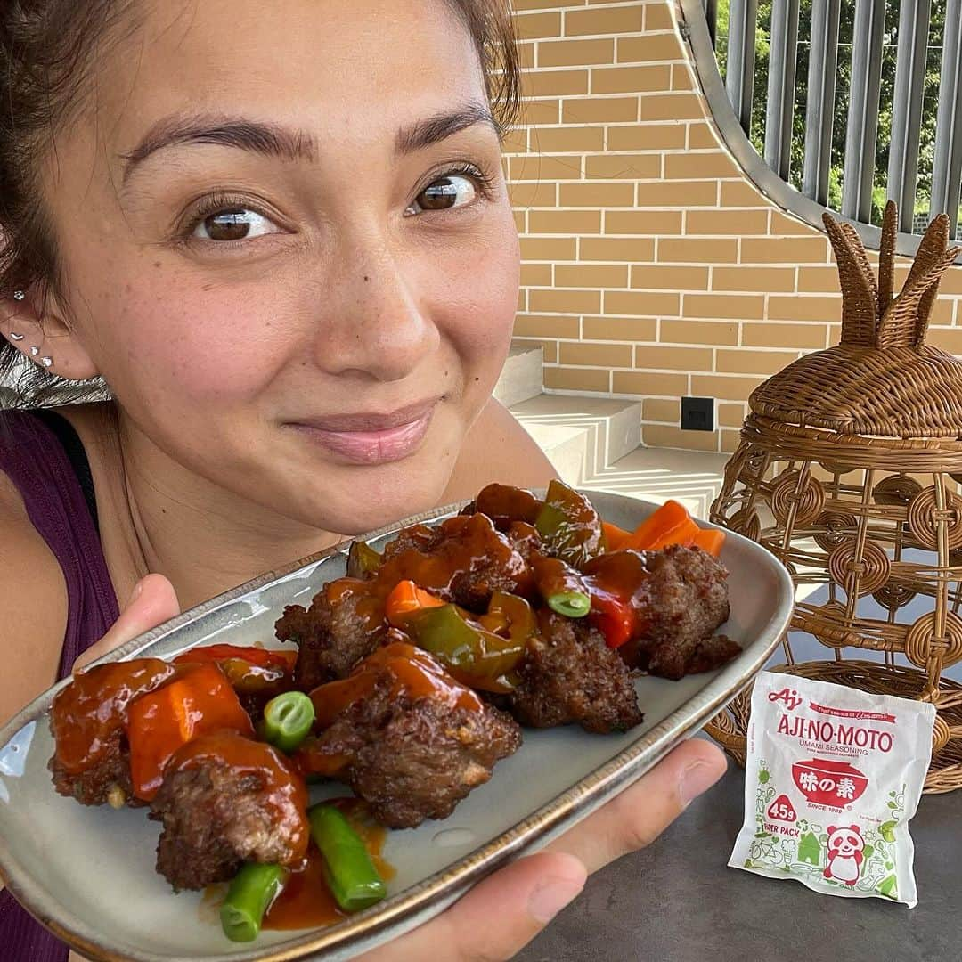 Iya Villaniaのインスタグラム：「Mommies, may nadiscover akong recipe hack para mas sulit ang everyday lutuin niyo! Kaya naman, prepared ako with my AJI-ssentials.   Try this simple sweet and sour meatball na less-sodium with AJI-NO-MOTO®️ Umami Seasoning! It now comes in a paper packaging, available on the official Ajinomoto®️ Shopee and Lazada stores. 💚 Restock now! 🛒」