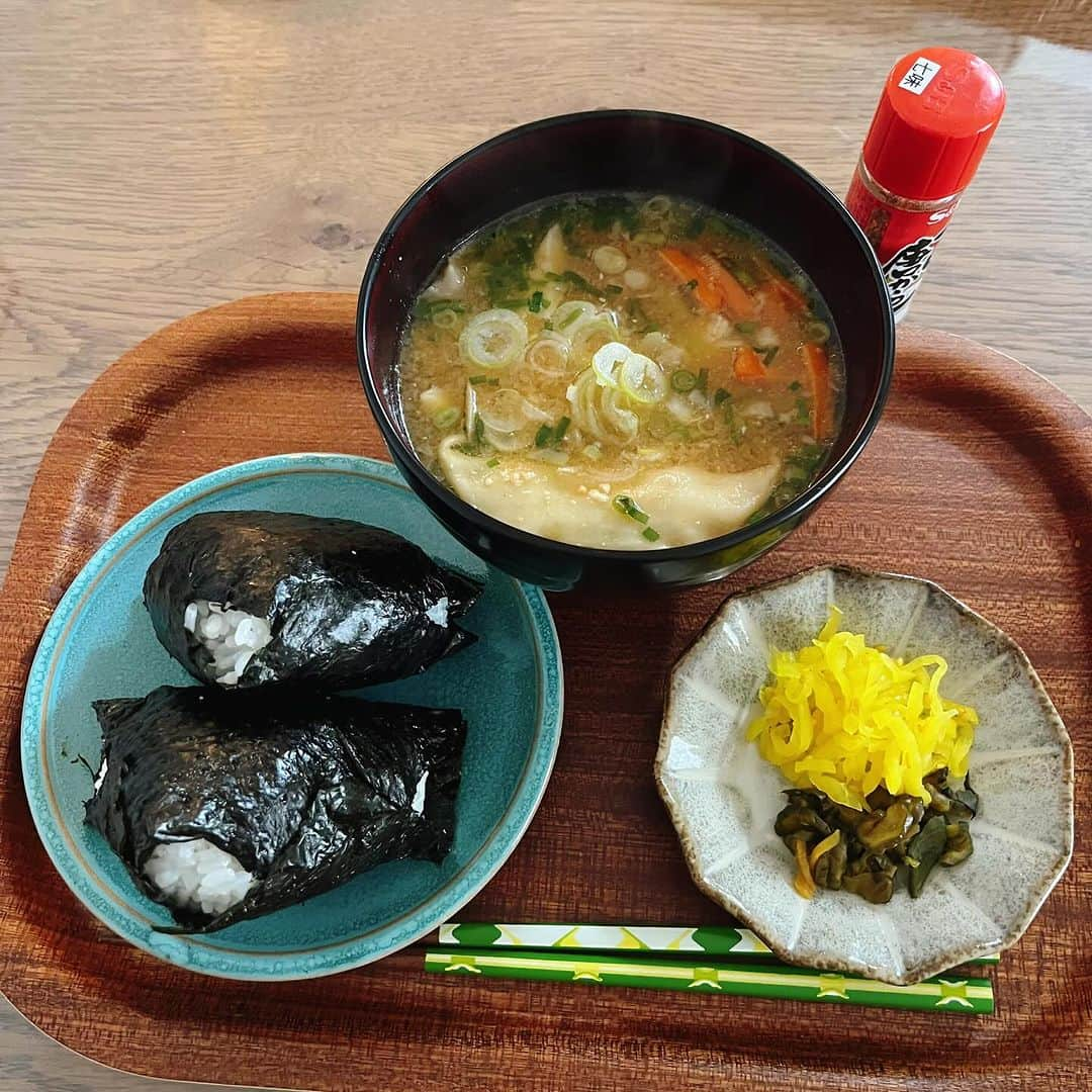 白石一文のインスタグラム：「おにぎり、家ラーメン、ちくわカレー揚げ、トースト。 #おにぎり」