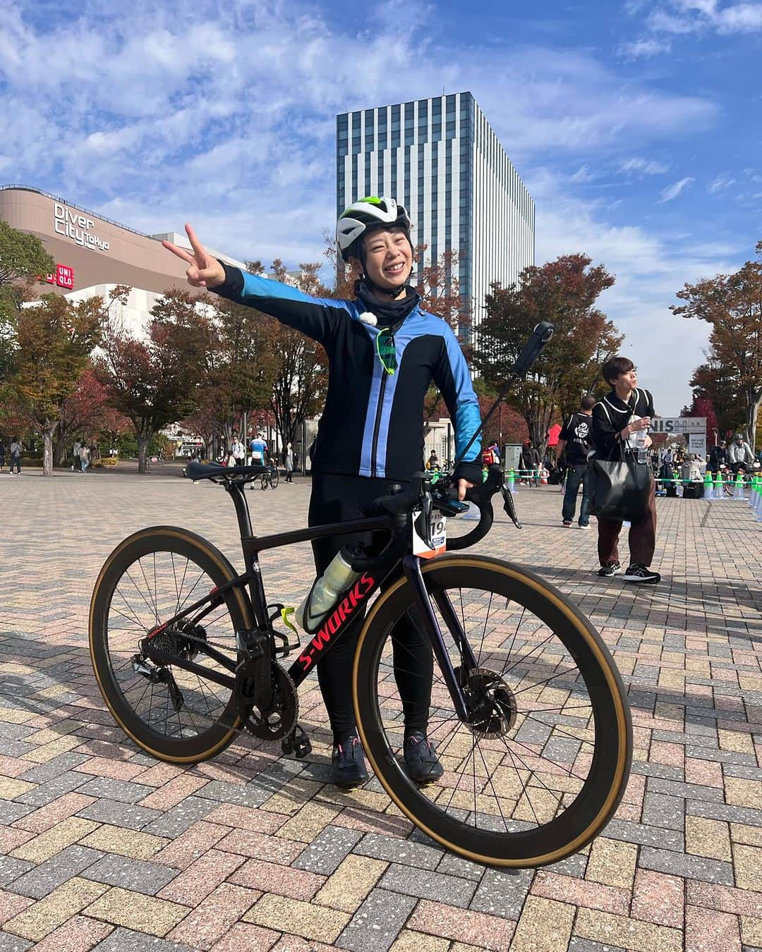 高木菜那さんのインスタグラム写真 - (高木菜那Instagram)「GRAND CYCLE TOKYO レインボーライド🌈 GRAND CYCLE TOKYO 2023🌈 THE ROAD RACE TOKYO TAMA2023🌈 に参加させていただきました‼️‼️  レインボーライドの日はレインボーブリッジと 東京ゲートブリッジを封鎖して自転車で渡ってきました🚴✨ 橋を自転車で渡ってる時はすごく 気持ちよくて本当に感動しました✨ 東京に来て中々自転車に乗れてなかったけど 改めて自転車楽しいなと実感しました🚲‼️  THE ROAD RACE TOKYO TAMA2023では パレードランをさせていただいたり、 白熱した試合が見れて凄く興奮しました🤩‼️ 最後の逃げ切る姿かっこよかったです！！  GRAND CYCLE TOKYO 2023ではROUVYレース対決🔥 全力でこぎましたが負けちゃいました🥲💧笑  いろんな形で自転車に関わらせていただいて 改めて自転車好きだなと思いました🚲💕  そして今回も夏の自転車のイベントに続き、 サイクルウェアを株式会社Clannote様に ご提供していただきました！ありがとうございます！ 2014年オランダに行っていた時に、BIORACERのウェアを 初めて着て自転車をこいだ時の着やすさに一目惚れして以降 ずっとBIORACERのサイクルウェアを愛用しています❣️  1.2枚目のウェアがBIORACER( @bioracerjapan ) 3.4枚目のウェアがPISSEI( @pissei_japan ) どちらのウェアもすごく着やすかったです！！  #自転車イベント  #レインボーブリッジ封鎖しました #ロードバイク  #bioracer #pissei  #glandcycletokyo  #speedskating  #チャリダー」12月9日 21時57分 - nana.takagi