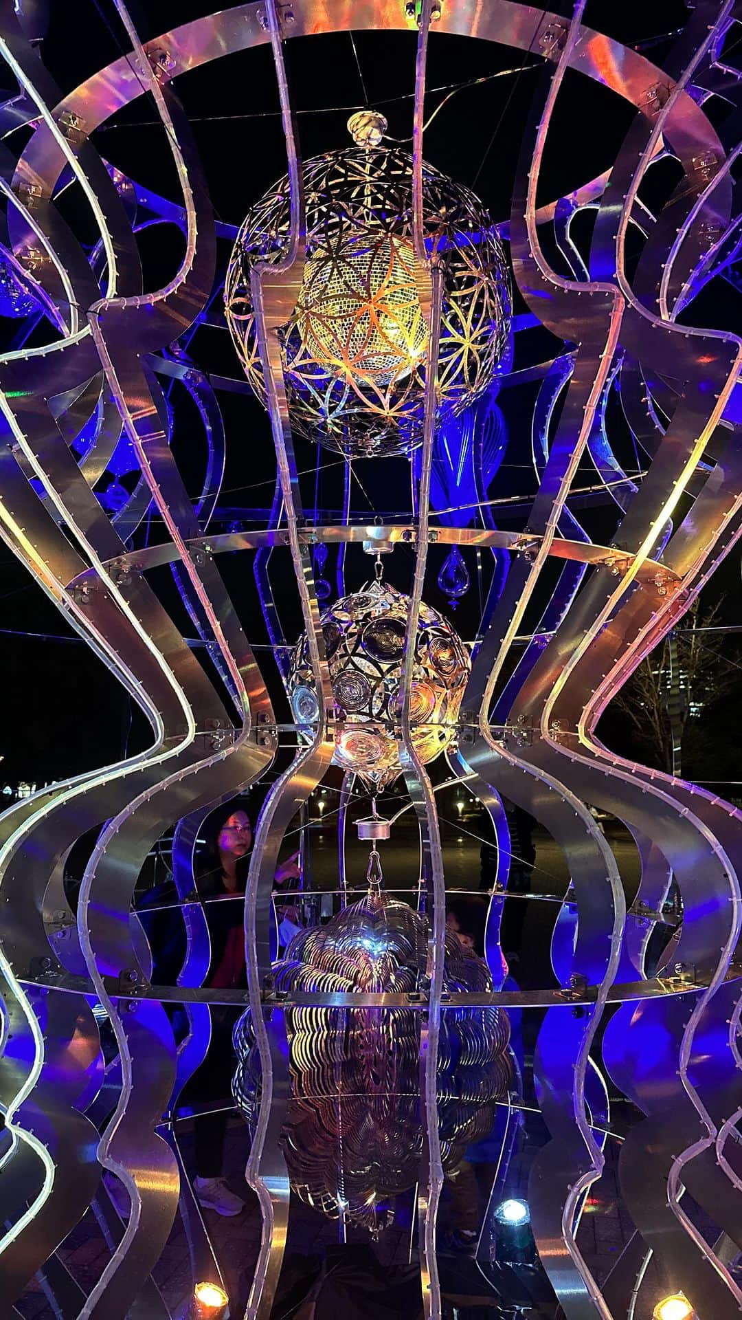 中川友里のインスタグラム：「今年も開催されているお台場  ARTBAY ILLUMINATION2023 MIRRORBOWLER  "トウキョーツインクル” @mirrorboman 🩵💙  CONCEPT 光と反射の空間作品を創り出すインスタレーションアート集団「ミラーボーラー」による煌びやかな２つのアート作品が、冬の臨海副都心を光と音で華やかに彩る✨🎄  「Winter Good Vibrations」をコンセプトに、人々の想いが解放され、臨海副都心のまち・人・作品が繋がって調和する様を表現しているそう。 各エリアの特徴を活かし、それぞれ異なる輝きを放つ光の作品が織りなす幻想的な空間へ💙🩵  GWの江ノ島コッキングサムエルも、秋のlabyrinthも  いつもキラキラ輝く思い出の場所には  ほら🎅🩵ミラーボーラーさんがいるよ💙🪩💙  #illustration  #winter #tokyo」