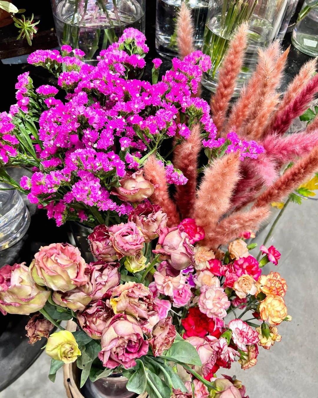 草野春香のインスタグラム：「.💐🕊🫧  花って自分で買うのも好きだけど やっぱり人からもらうと嬉しいよね🌹💕」