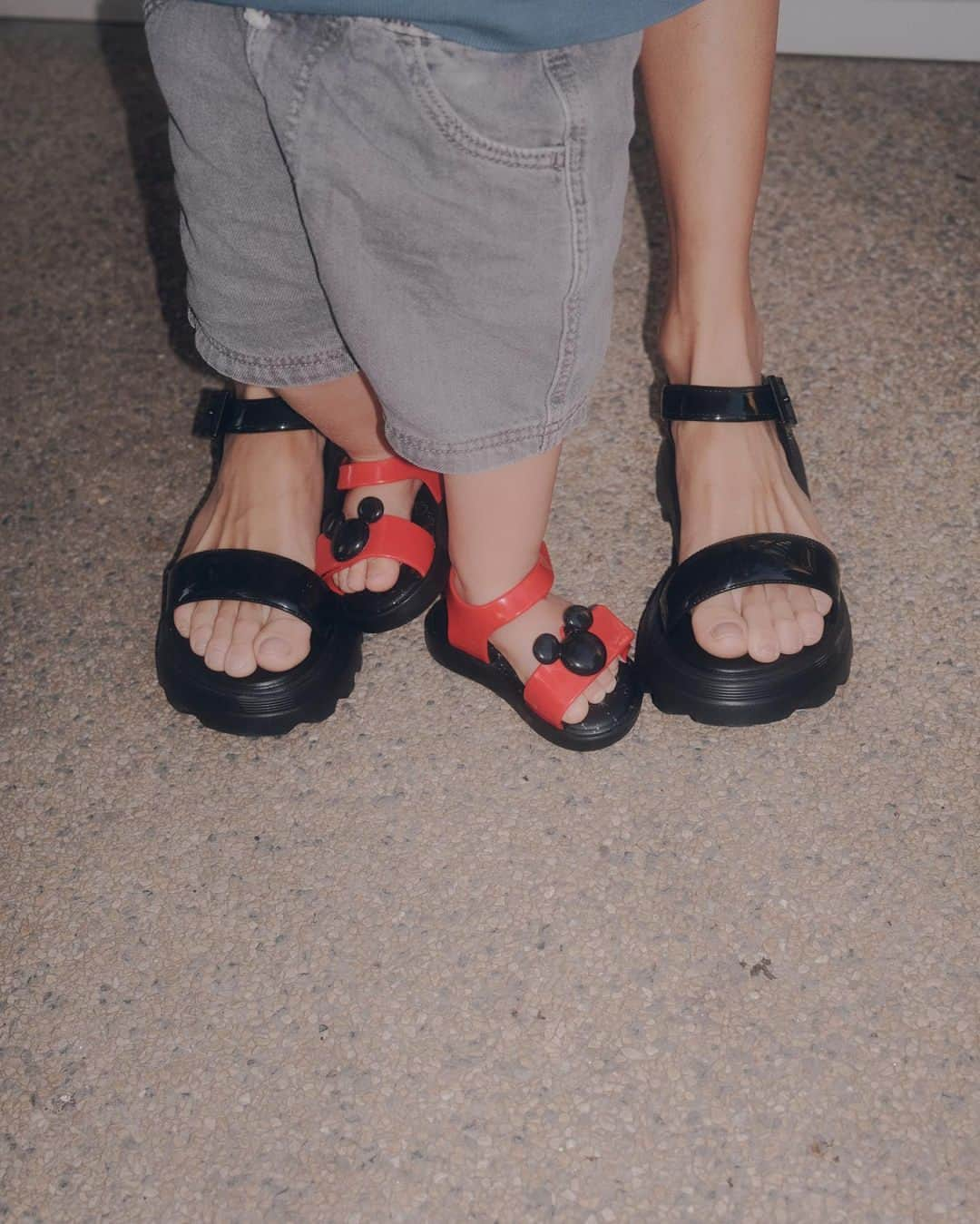 メリッサさんのインスタグラム写真 - (メリッサInstagram)「Quando o bom gosto passa de geração para geração 🥰 @isascherer apostou na #MelissaTownSandal e os babies na nova #MiniMelissaJumpDisney100 💖 Looks aprovados?」12月9日 22時00分 - melissaoficial