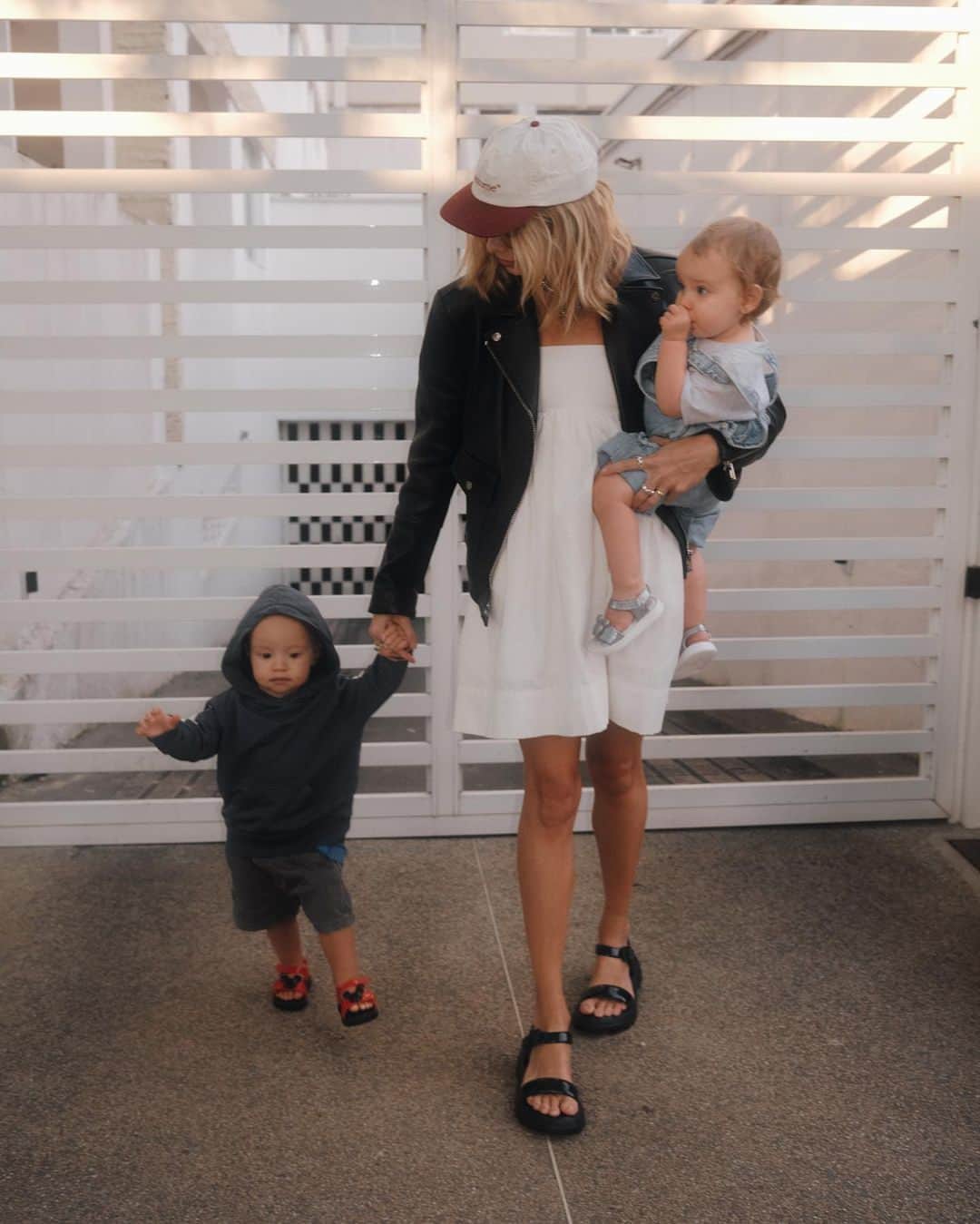 メリッサのインスタグラム：「Quando o bom gosto passa de geração para geração 🥰 @isascherer apostou na #MelissaTownSandal e os babies na nova #MiniMelissaJumpDisney100 💖 Looks aprovados?」
